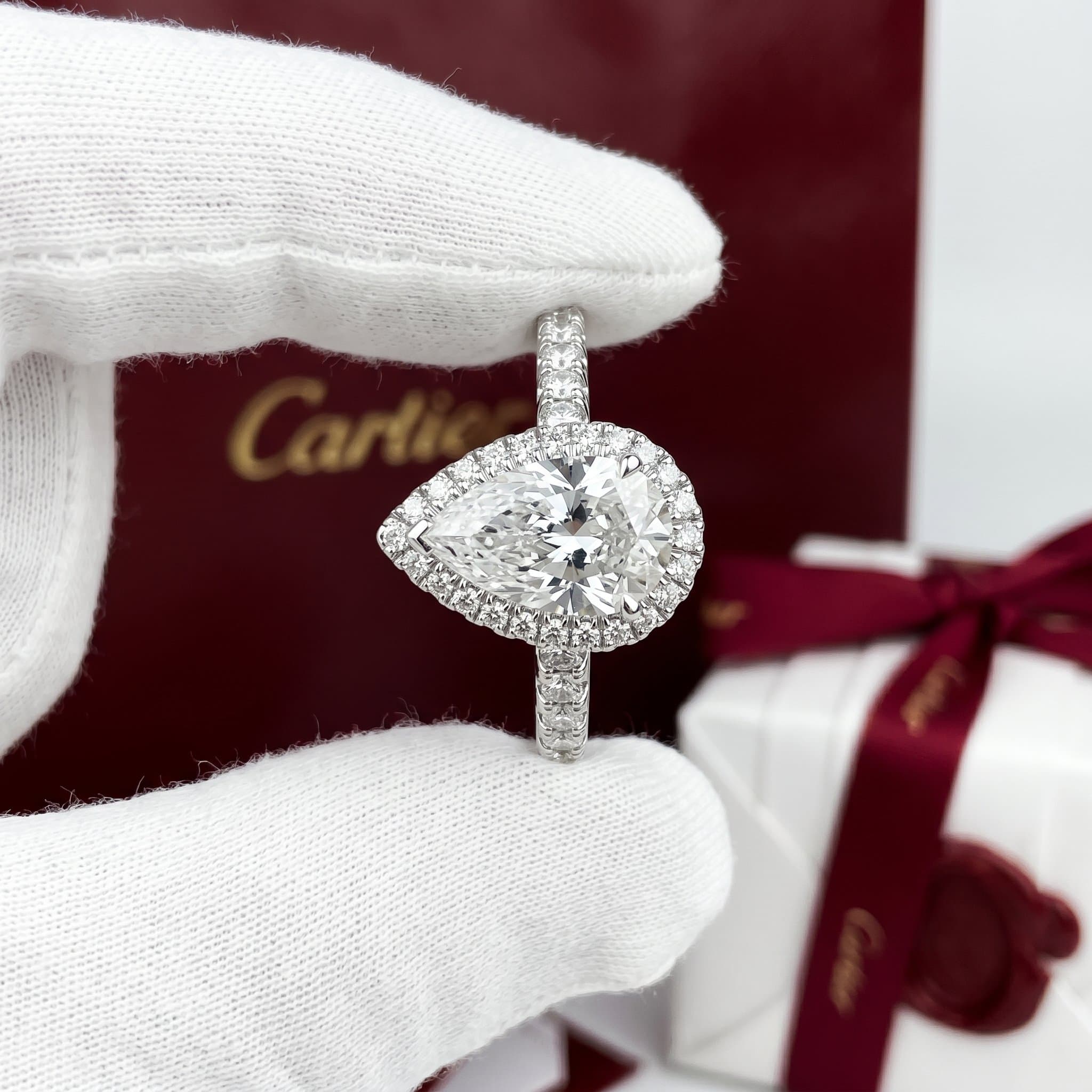 Золотое кольцо-солитер Cartier Destinée с бриллиантами, бриллиант грушевидной огранки, паве