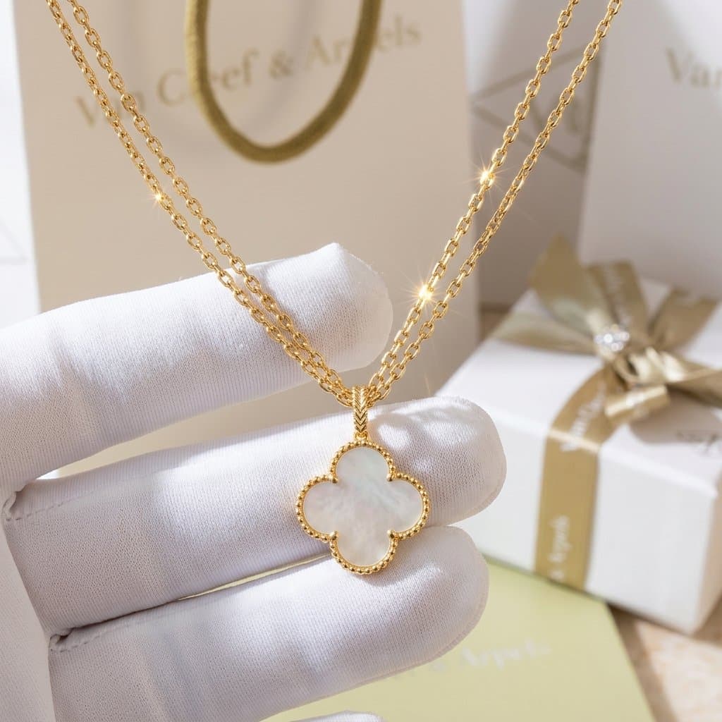 Колье Van Cleef & Arpels Magic Alhambra, 1 мотив, желтое золото, белый перламутр, Жёлтое золото