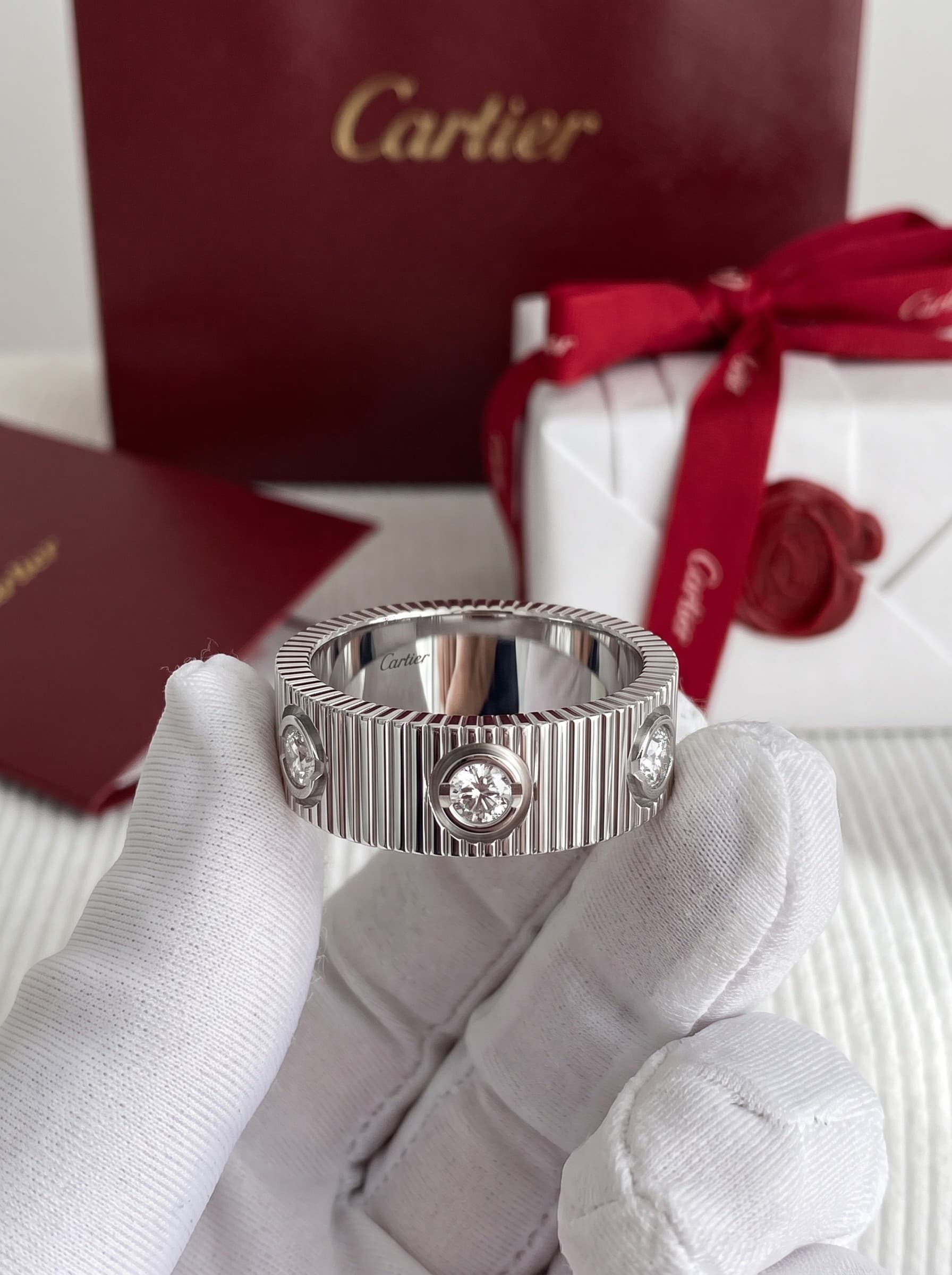 Кольцо Cartier LOVE Unlimited, 6 бриллиантов — фото 4