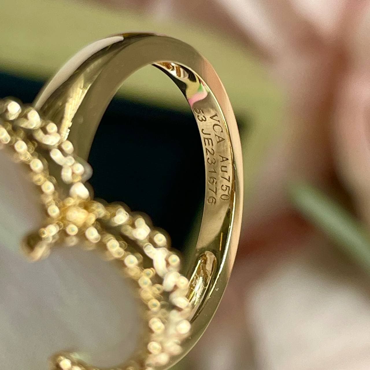 Кольцо Van Cleef мотив 2 мм (желтое золото 750) (белый перламутр) — фото 6