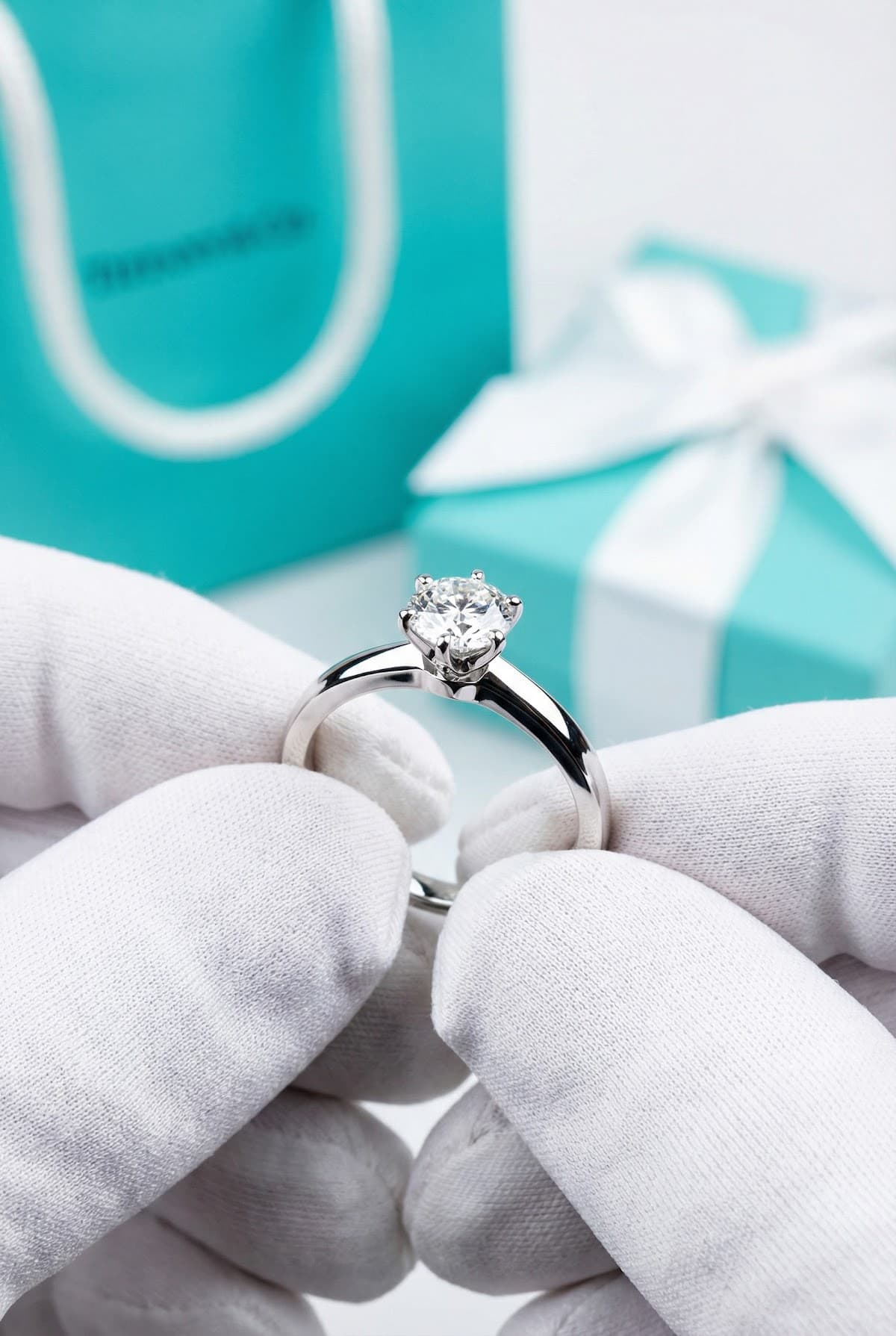 Золотое помолвочное кольцо с бриллиантами Tiffany & Co.