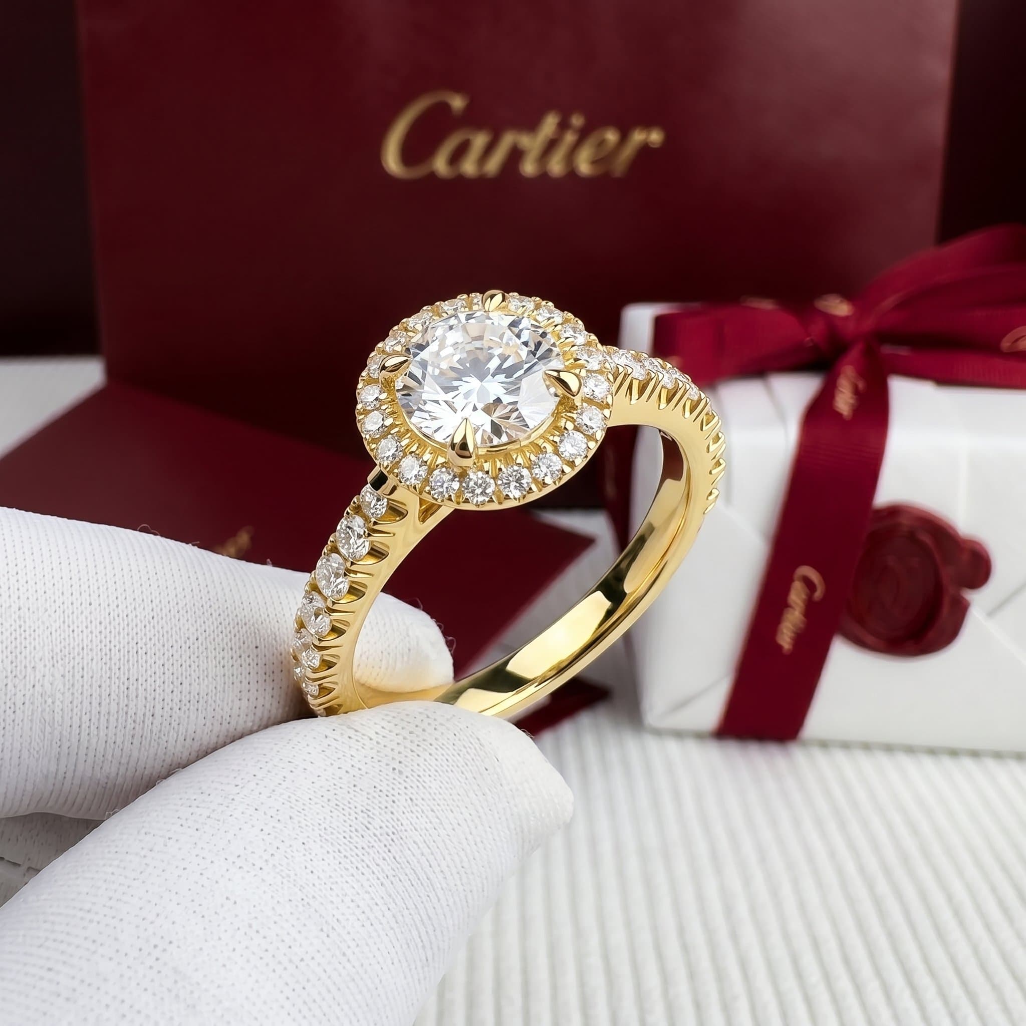 Золотое кольцо-солитер Cartier Destinée с бриллиантами, бриллиант круглой огранки, паве