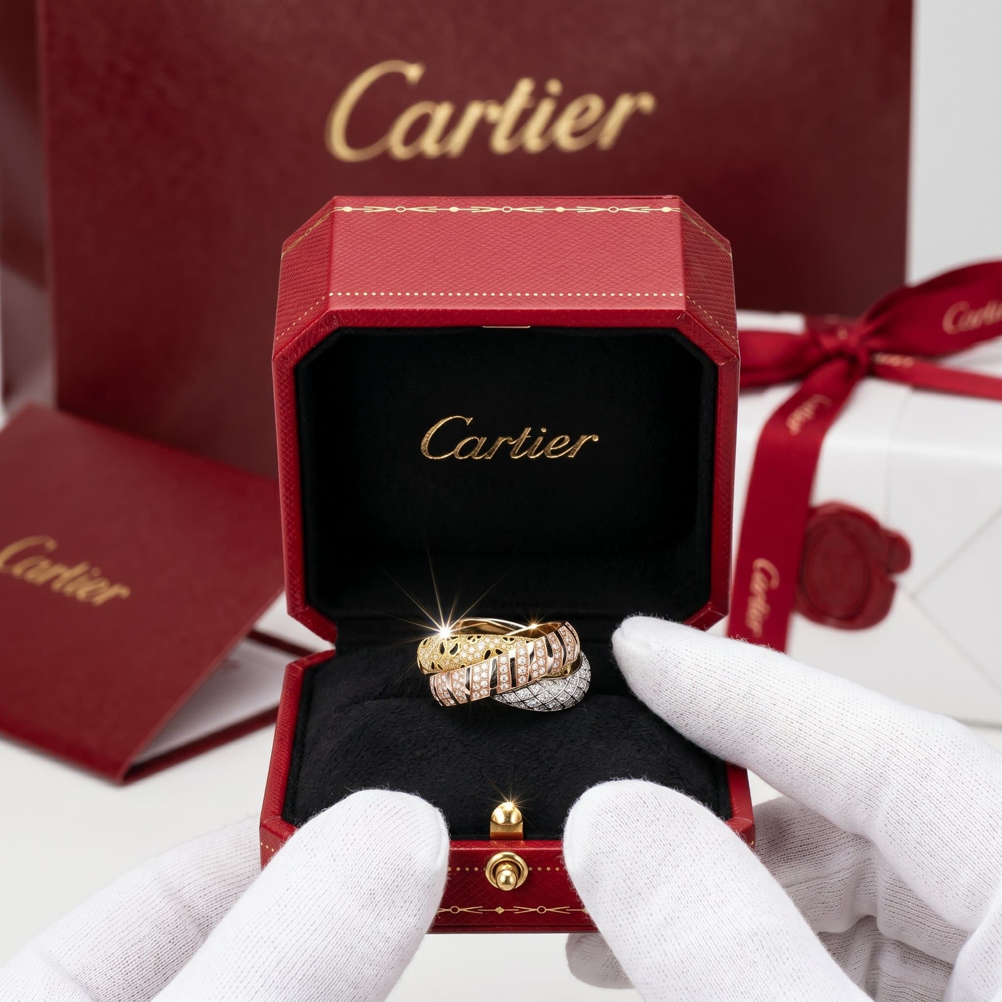 Золотое кольцо Cartier Trinity с бриллиантами, эмаль, паве — фото 2