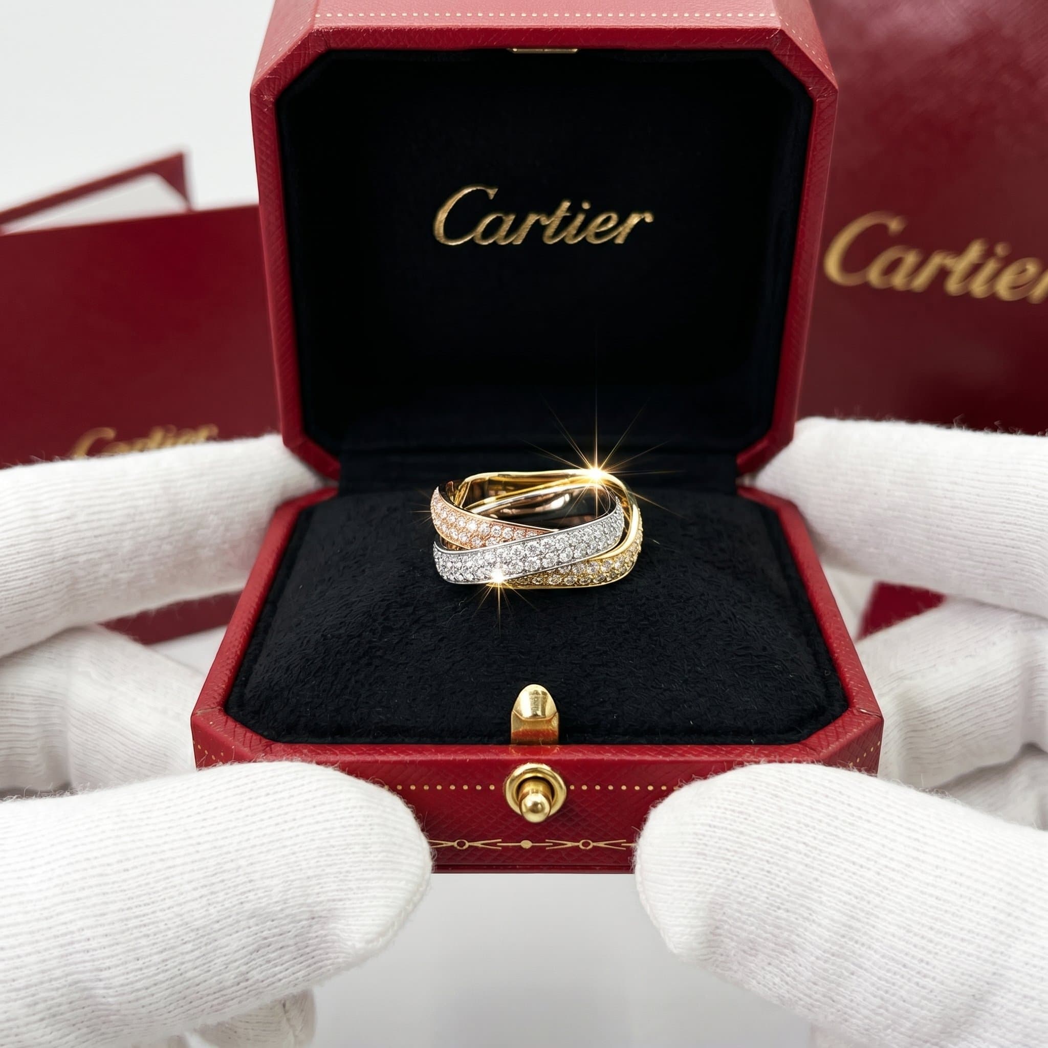 Золотое кольцо Cartier Trinity с бриллиантами, классическая модель, паве — фото 2