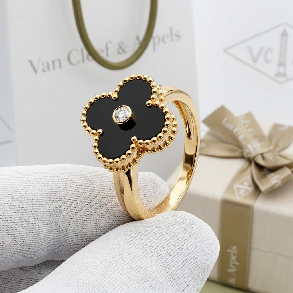Кольцо Van Cleef & Arpels Vintage Alhambra с ониксом и бриллиантом, Жёлтое золото