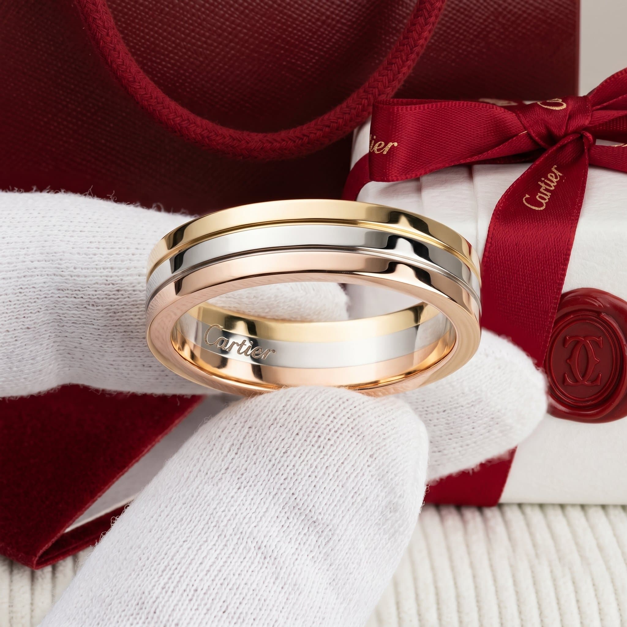 Золотое обручальное кольцо Cartier Vendôme, ширина 4,8 мм, Белое и жёлтое золото