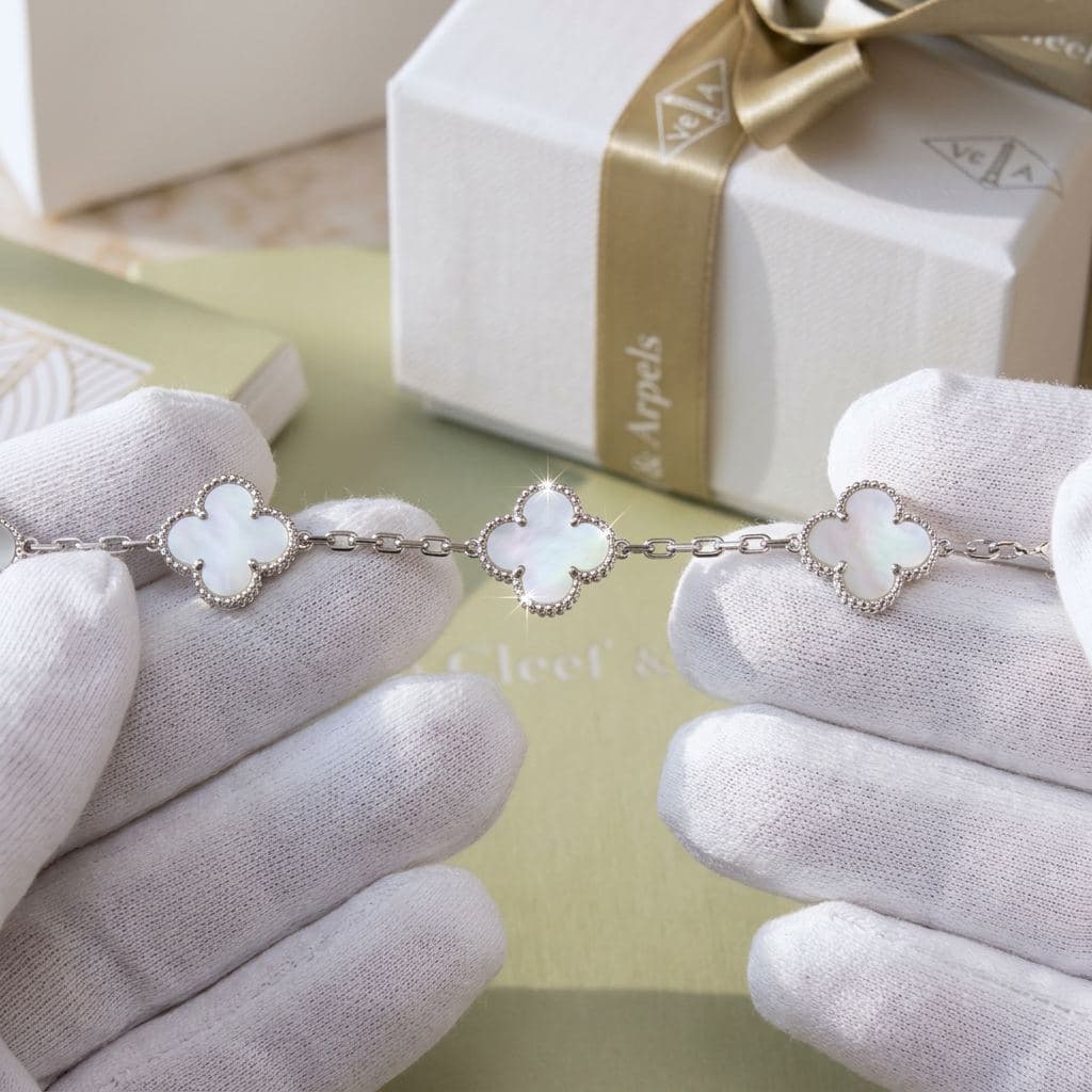 Браслет Van Cleef & Arpels Vintage Alhambra, 5 мотивов, желтое золото, белый перламутр
