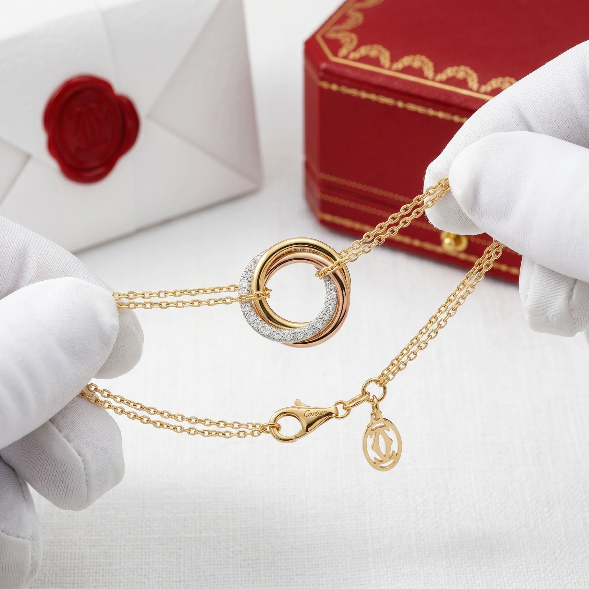 Золотой браслет Cartier Trinity с бриллиантами, на цепочке, Жёлтое золото