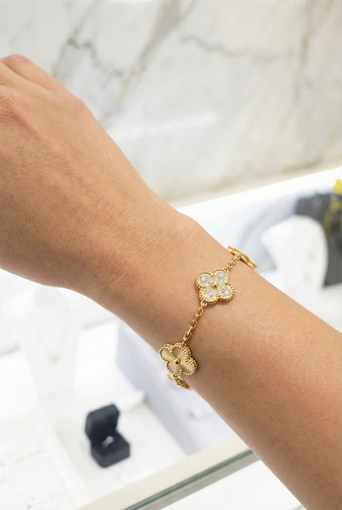 Van Cleef & Arpels Золотой браслет Van Cleef с бриллиантами