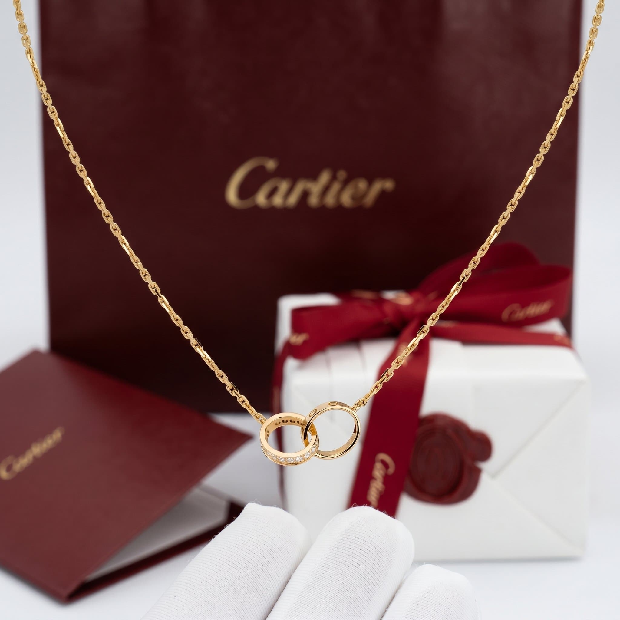 Золотая подвеска Cartier Love с бриллиантами, частичное паве