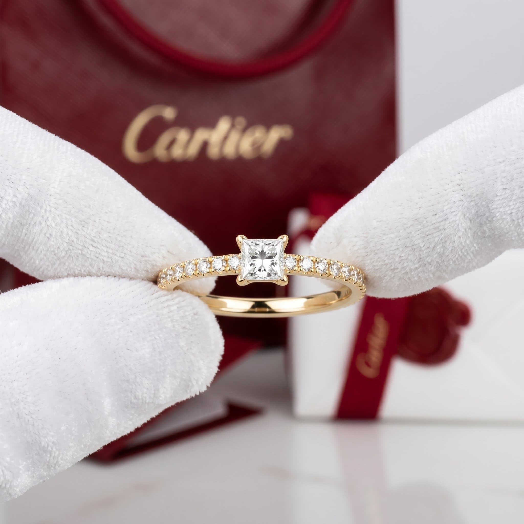 Золотое кольцо Cartier Étincelle с бриллиантами, бриллиант огранки принцесса, паве