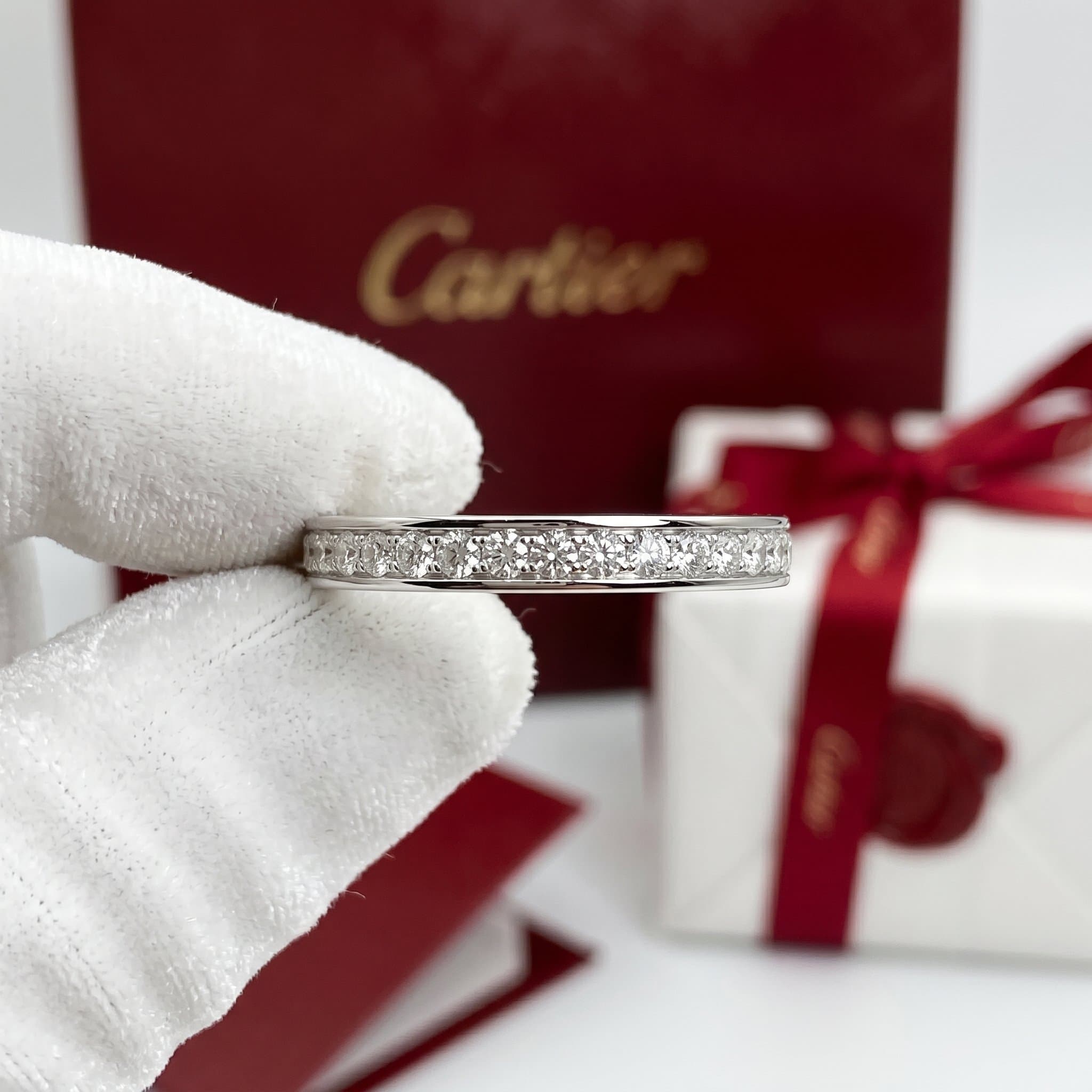 Золотое обручальное кольцо Cartier 1895 с бриллиантами, ширина 2,6 мм, частичное паве