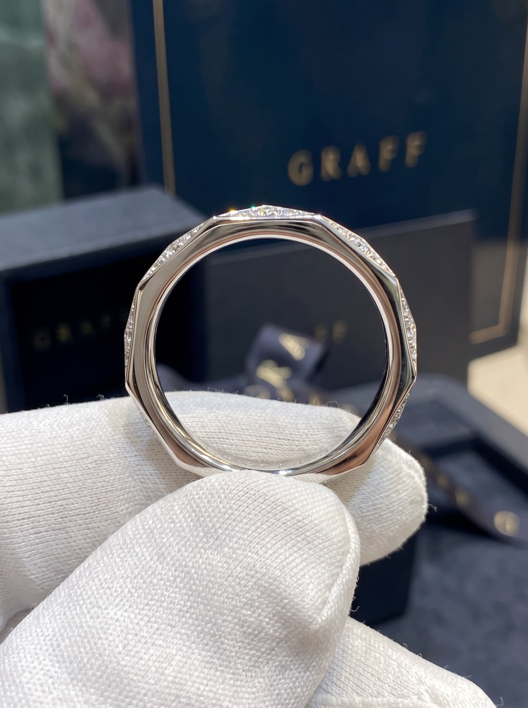 Золотое обручальное кольцо Laurence Graff Signature с бриллиантами, ширина 3,2 мм — фото 2