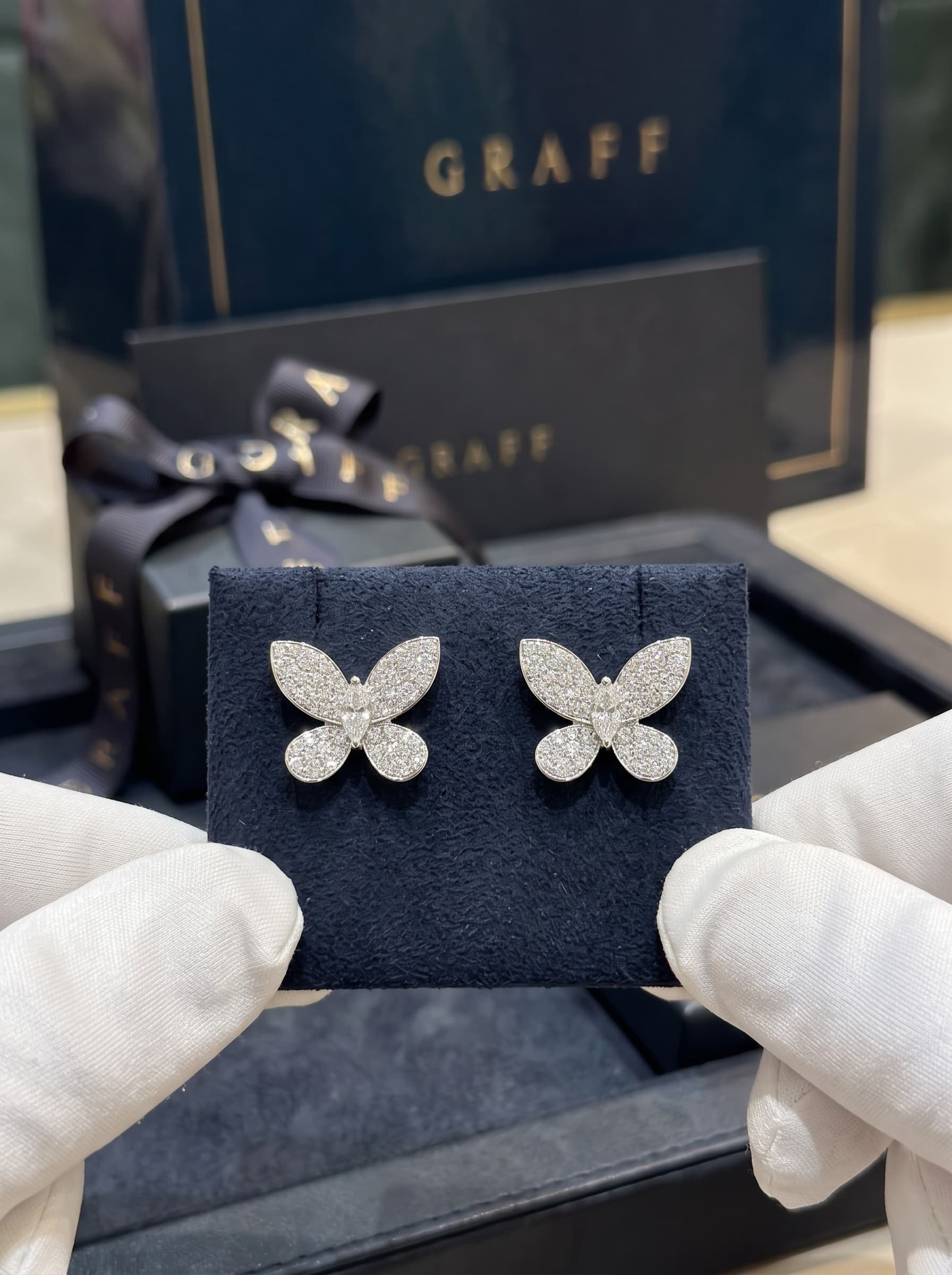 Золотые серьги-пусеты Graff Pavé Butterfly с бриллиантами, Белое золото