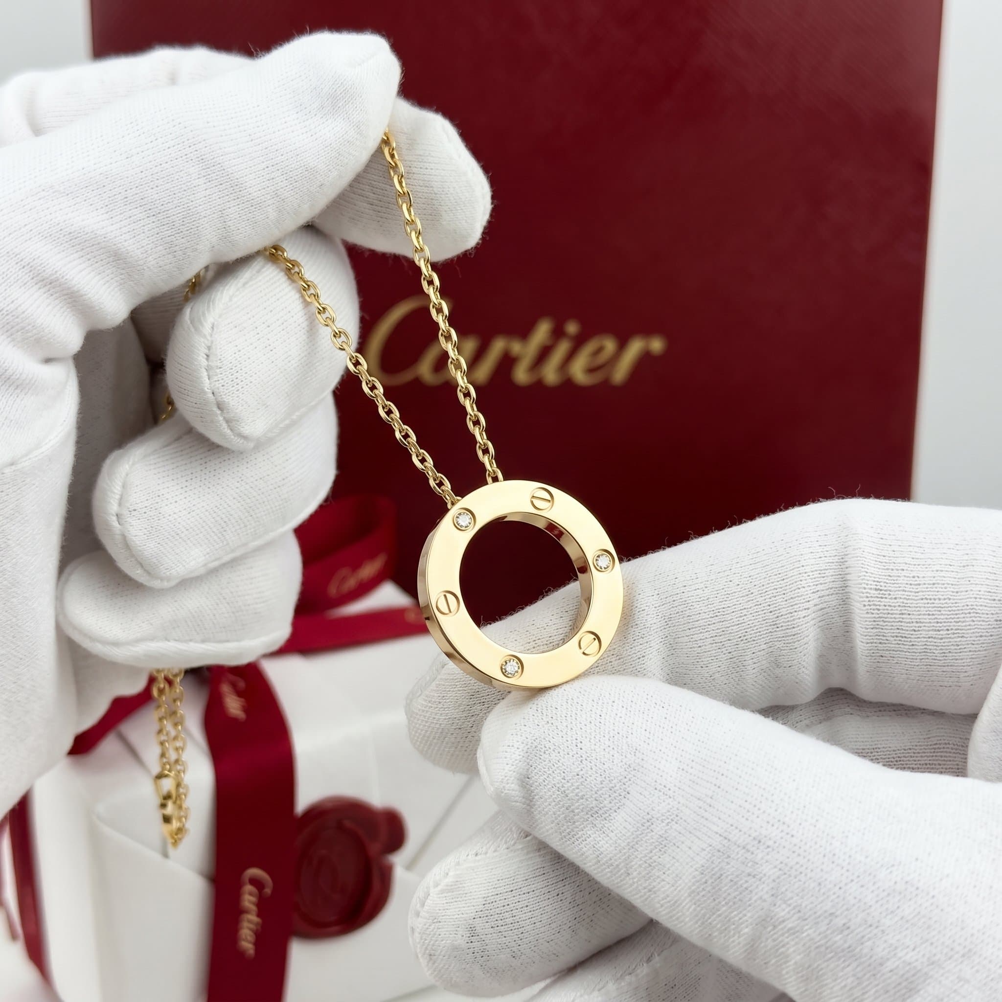 Золотая подвеска Cartier Love с бриллиантами, 3 бриллианта