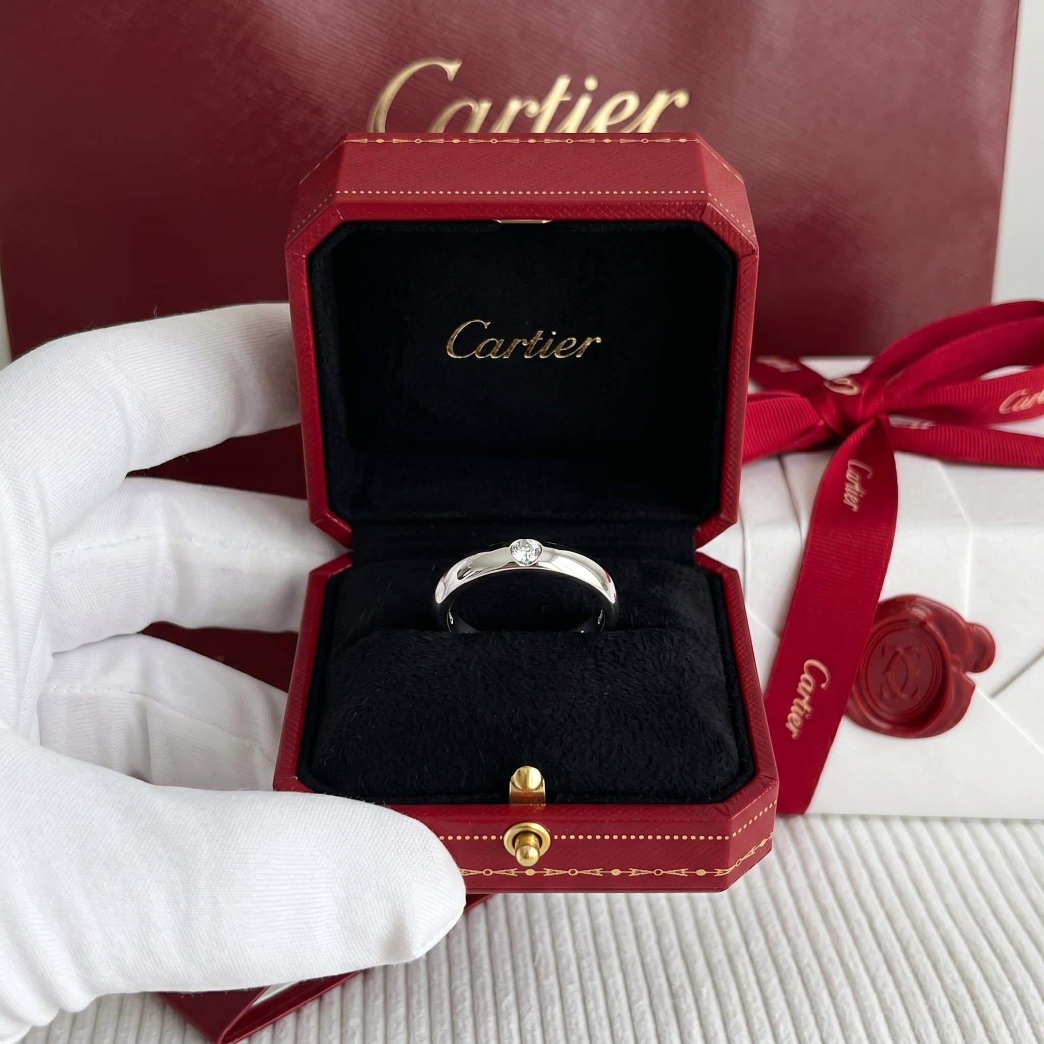 Золотое обручальное кольцо Cartier 1895 с бриллиантами, ширина 3,5 мм, 1 бриллиант — фото 3