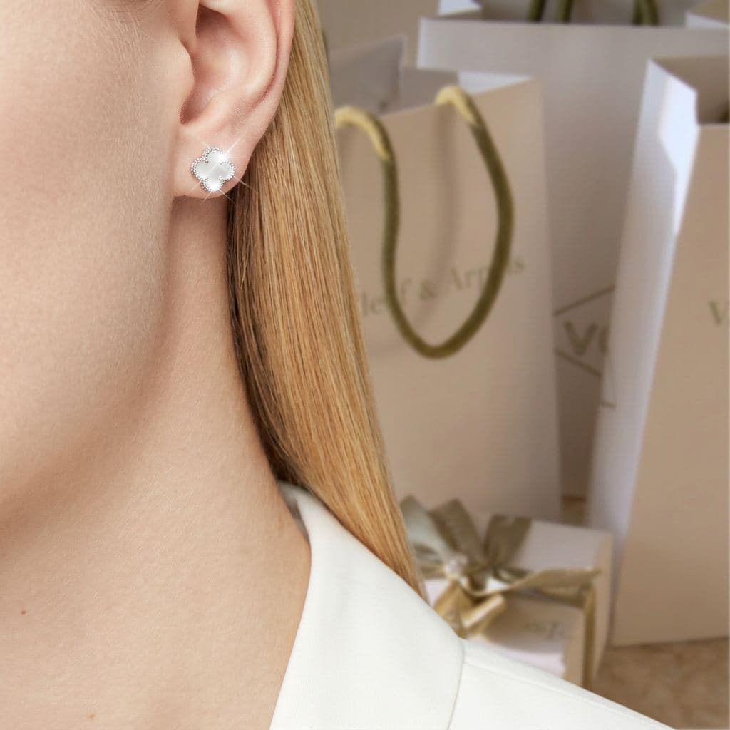 Серьги-гвоздики Van Cleef & Arpels Sweet Alhambra, белое золото, белый перламутр — фото 2