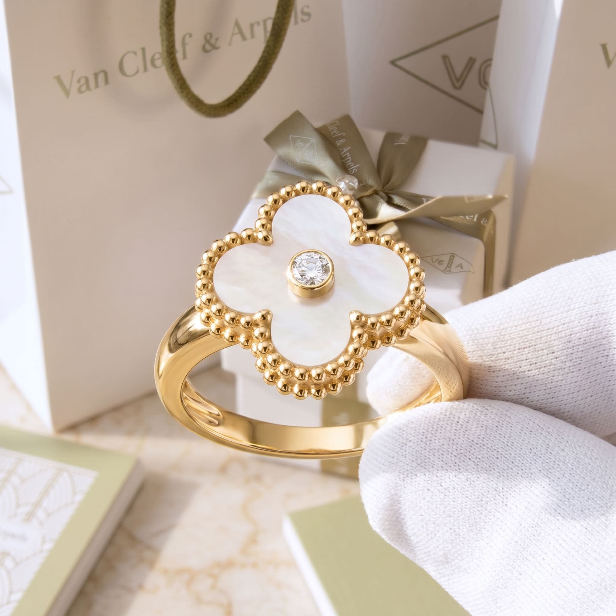 Кольцо Van Cleef & Arpels Vintage Alhambra с бриллиантом и белым перламутром — фото 2