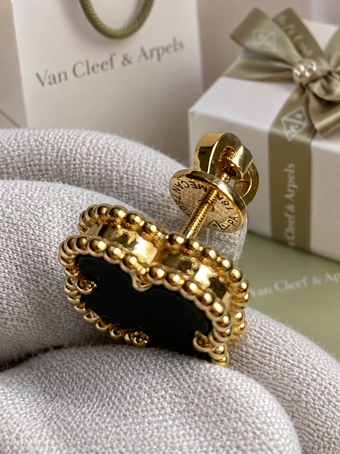 Серьги пусеты Van Cleef с ониксом — фото 3