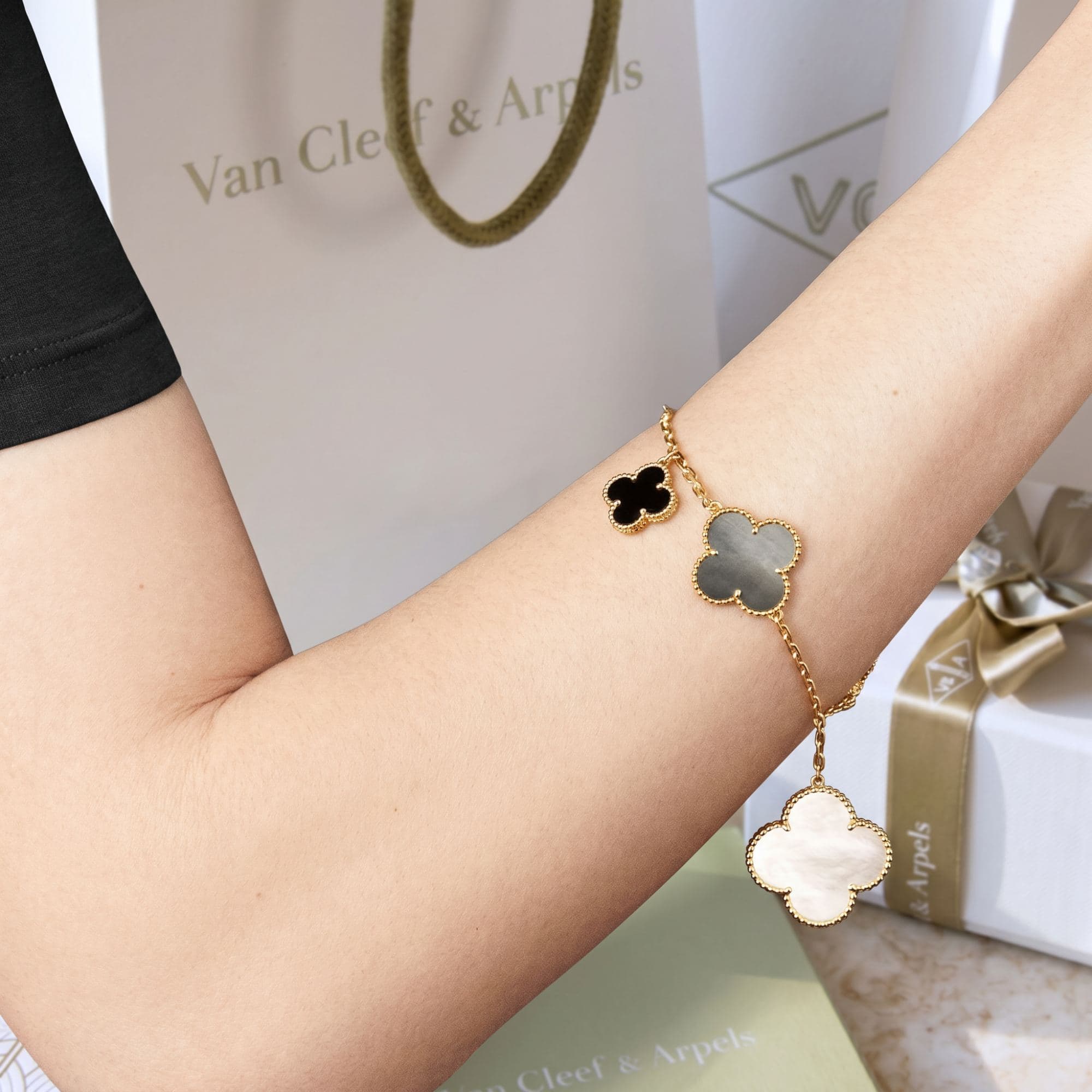 Браслет Van Cleef & Arpels Magic Alhambra, 5 мотивов