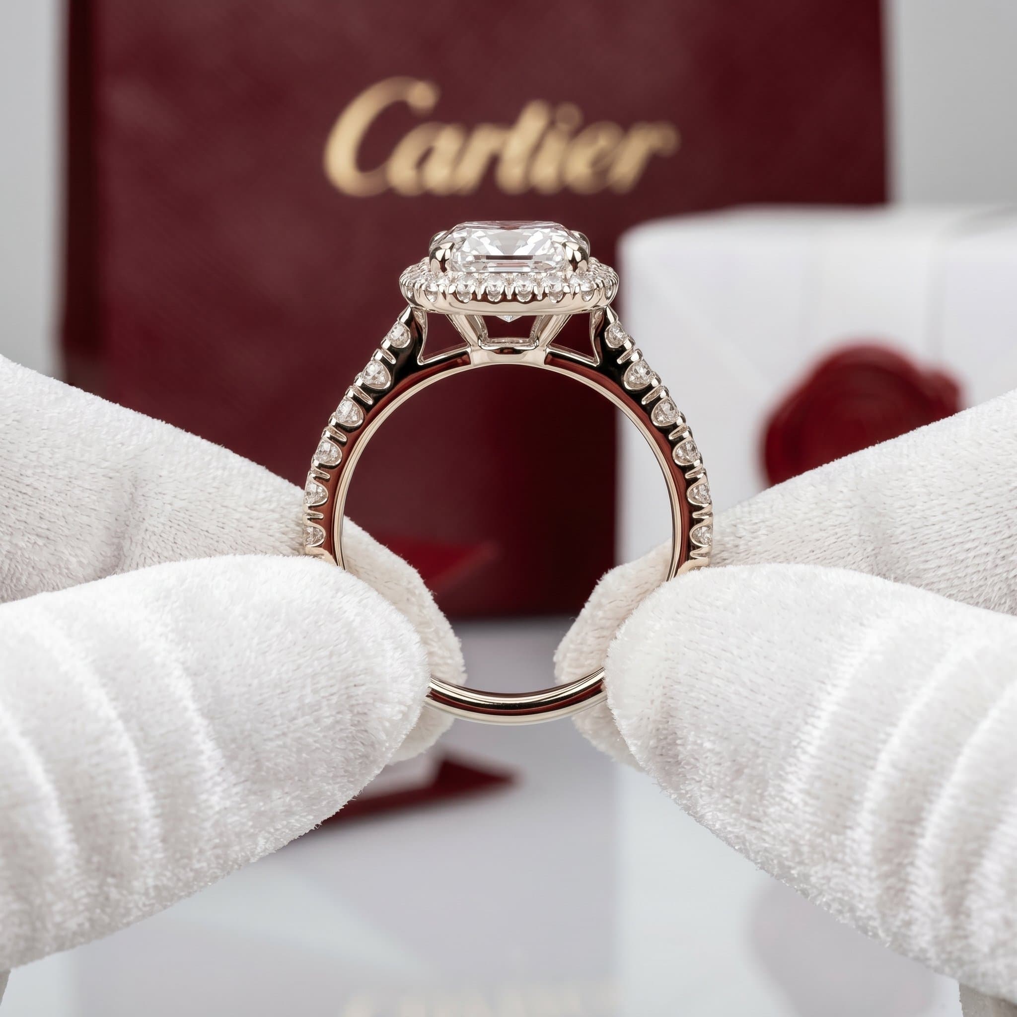 Золотое кольцо-солитер Cartier Destinée с бриллиантами, бриллиант огранки кушон, паве