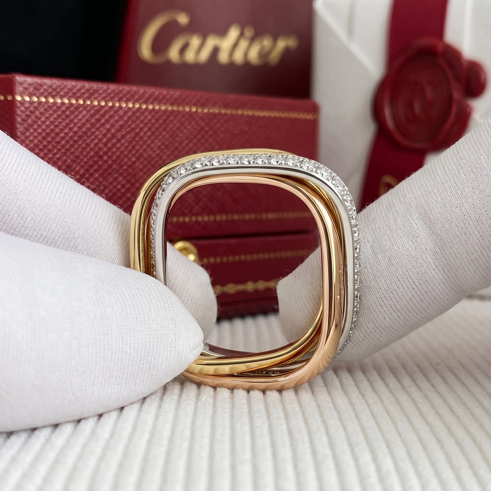 Золотое кольцо Cartier Trinity с бриллиантами, форма кушон, средняя модель, частичное паве — фото 2