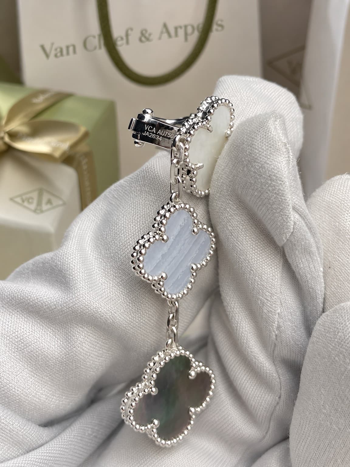 Серьги Van Cleef 3 мотива (серый, белый перламутр, халцедон) — фото 4