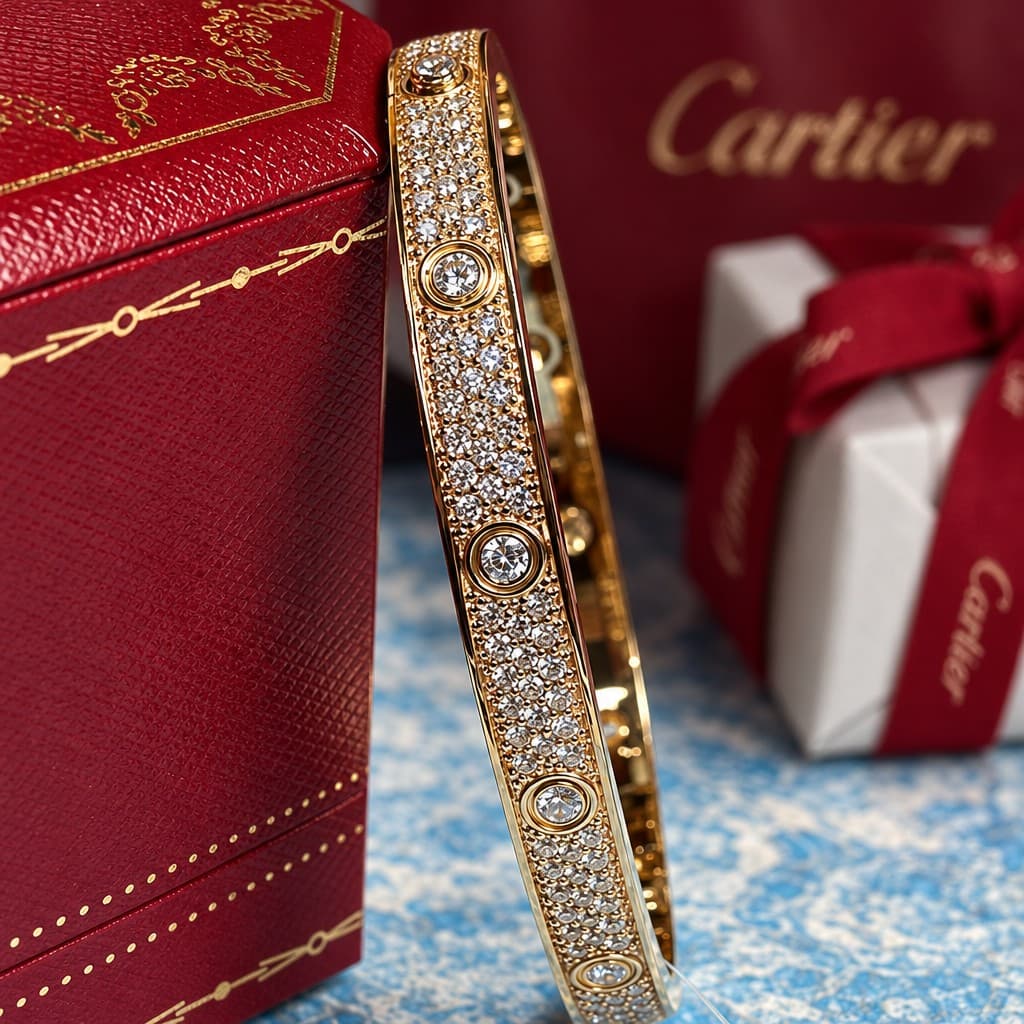 Cartier Браслет Cartier Love Pave с 10 бриллиантами 3,10 ct