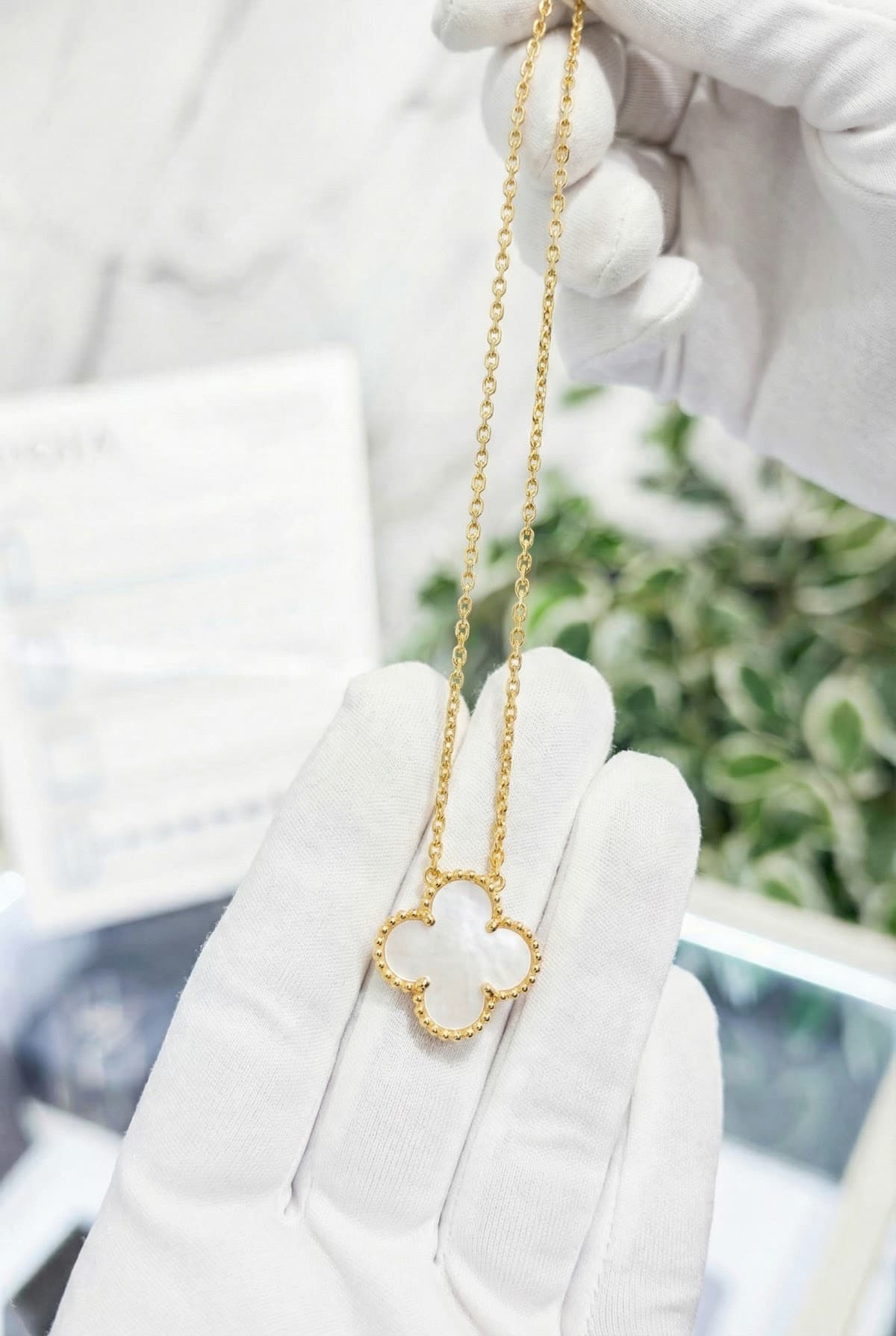Золотая подвеска Van Cleef Vintage Alhambra с перламутром