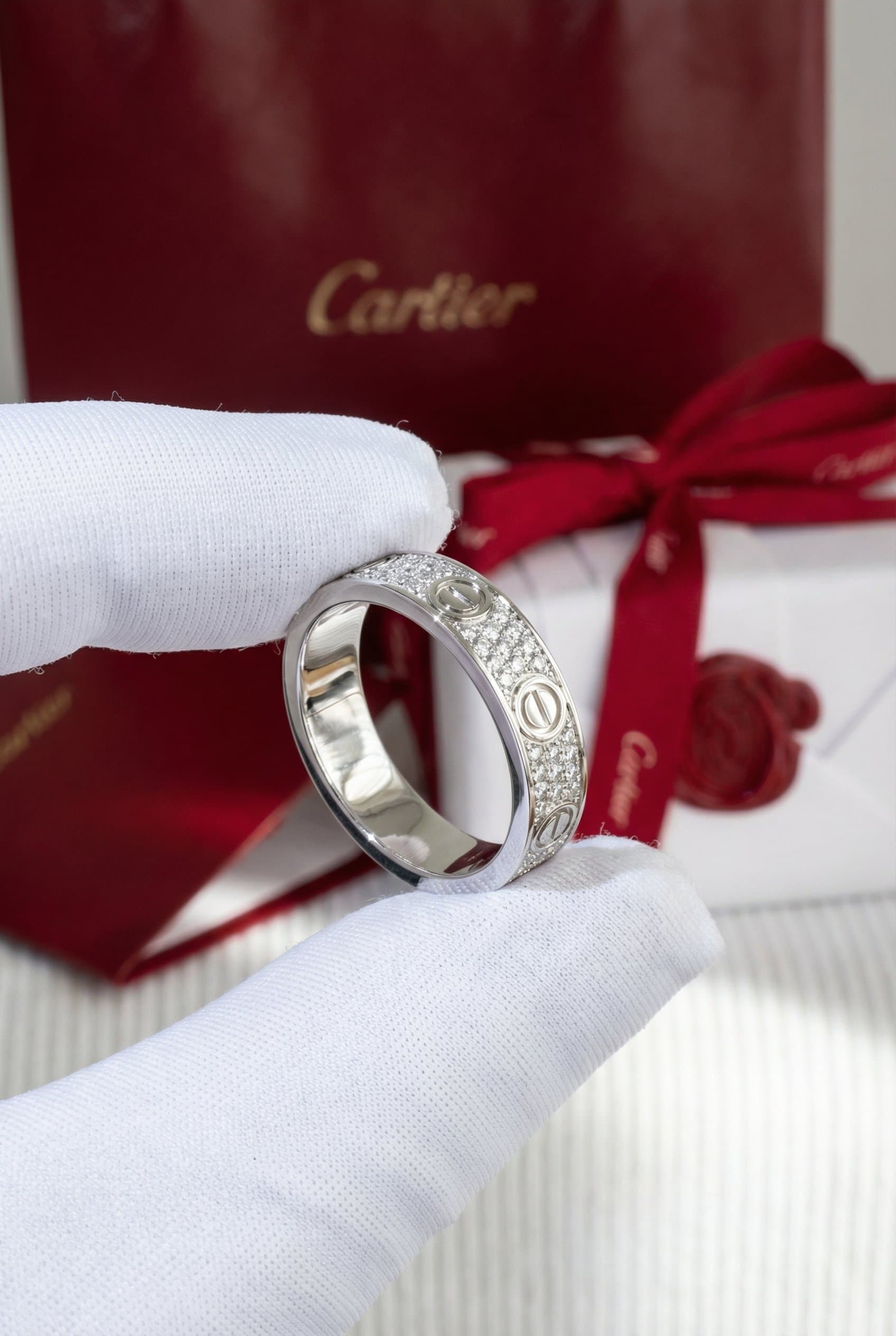 Золотое кольцо Cartier Love с бриллиантами