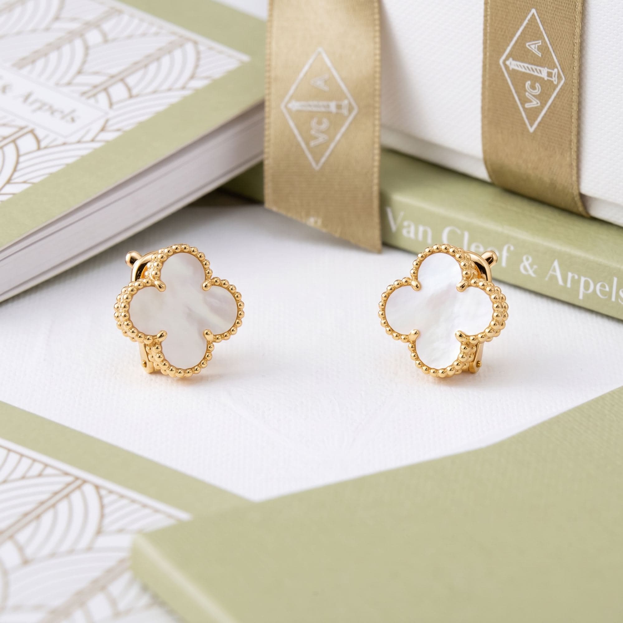 Серьги Van Cleef & Arpels Vintage Alhambra, желтое золото, белый перламутр — фото 3