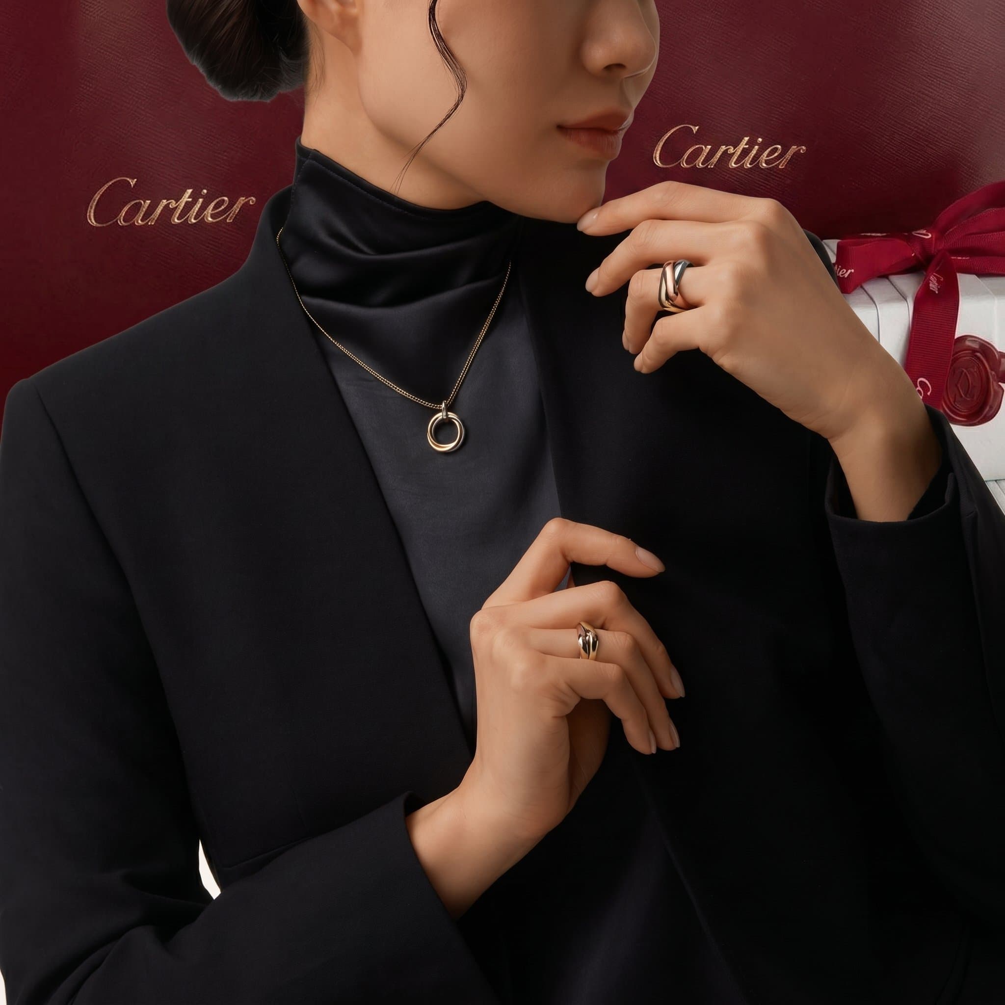 Золотая подвеска Cartier Trinity с бриллиантами, средняя модель — фото 3