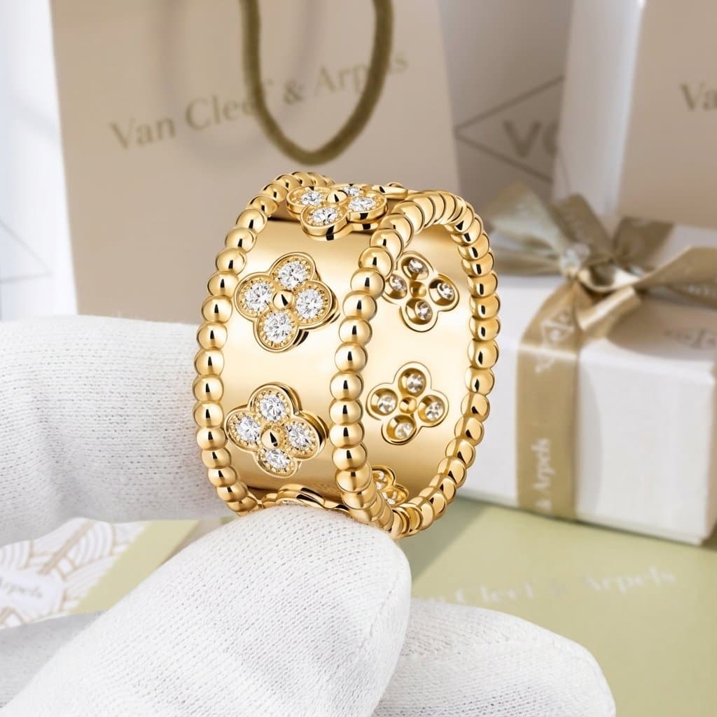 Кольцо Van Cleef & Arpels Perlée clovers, малая модель, Жёлтое золото