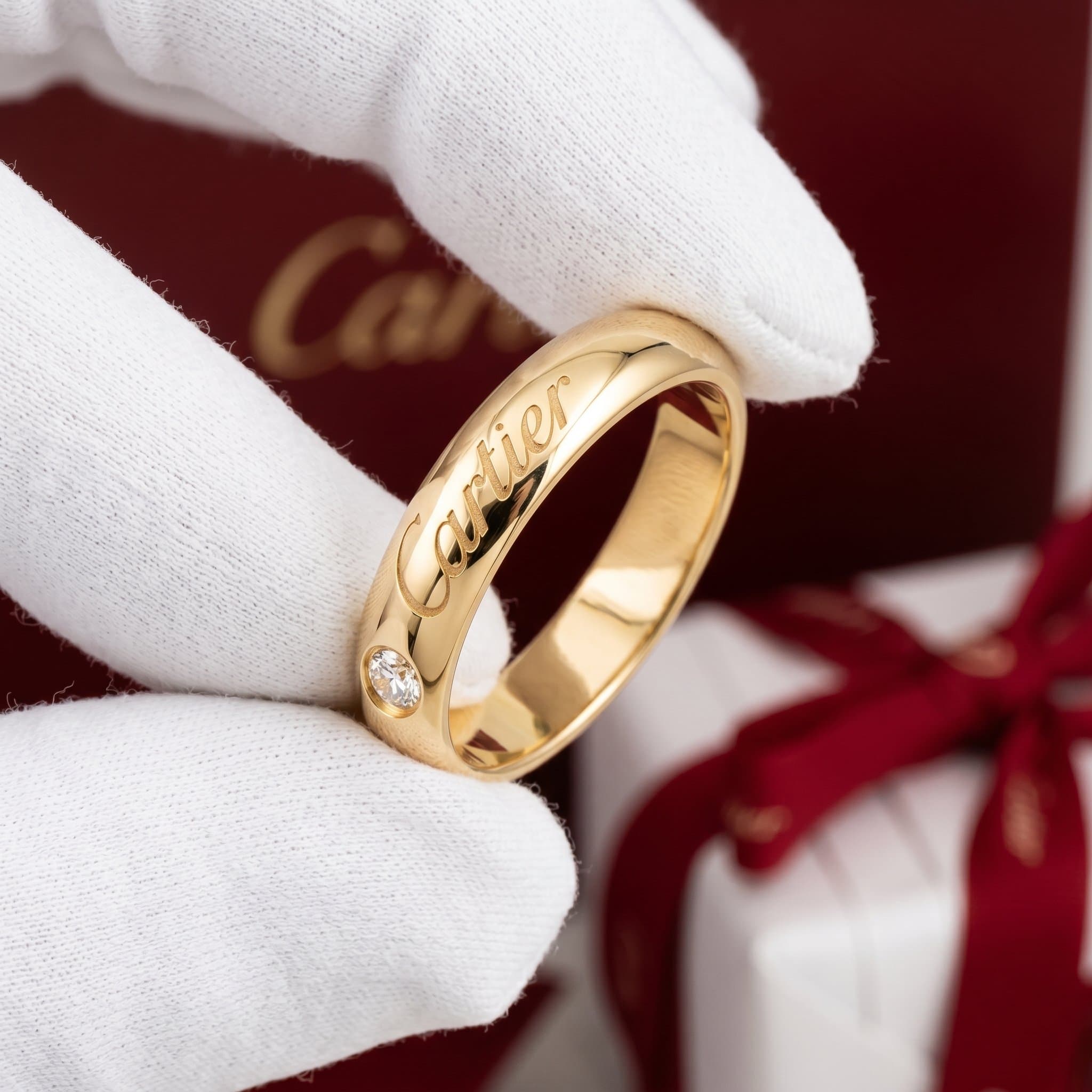 Золотое обручальное кольцо Cartier C de Cartier с бриллиантами, ширина 4 мм, 1 бриллиант