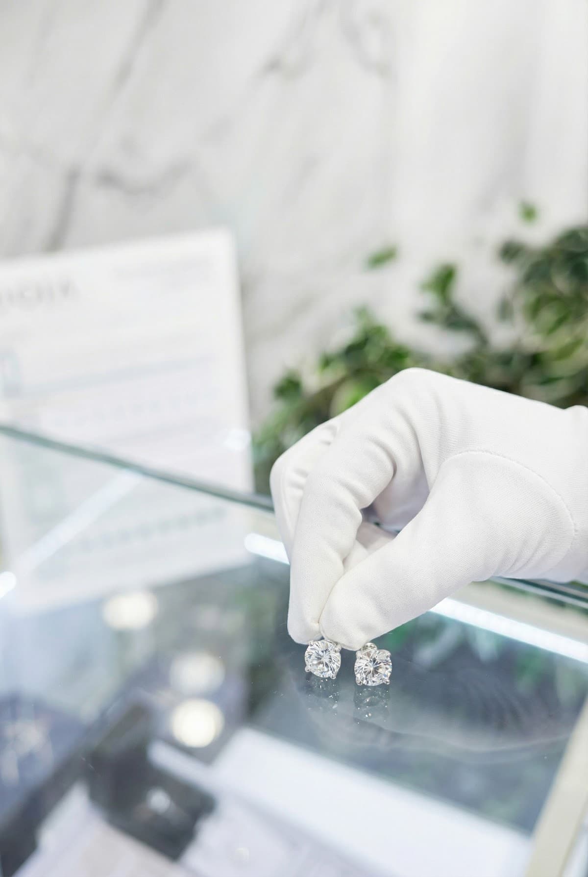 Золотые серьги-гвоздики с бриллиантами Tiffany & Co.