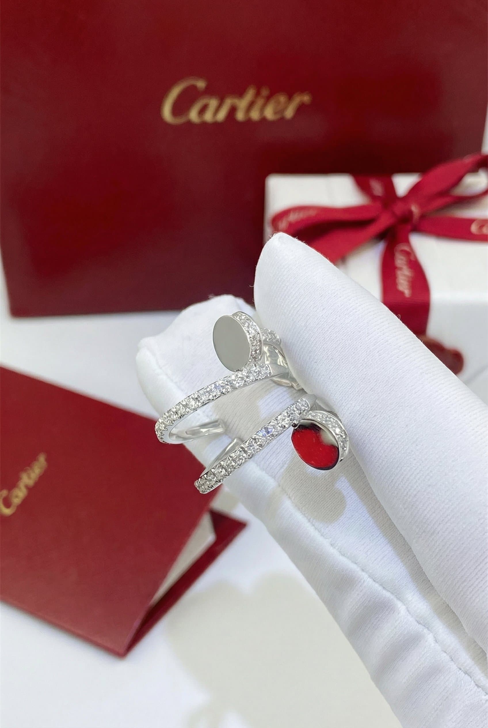Золотые серьги Cartier Juste un Clou с бриллиантами
