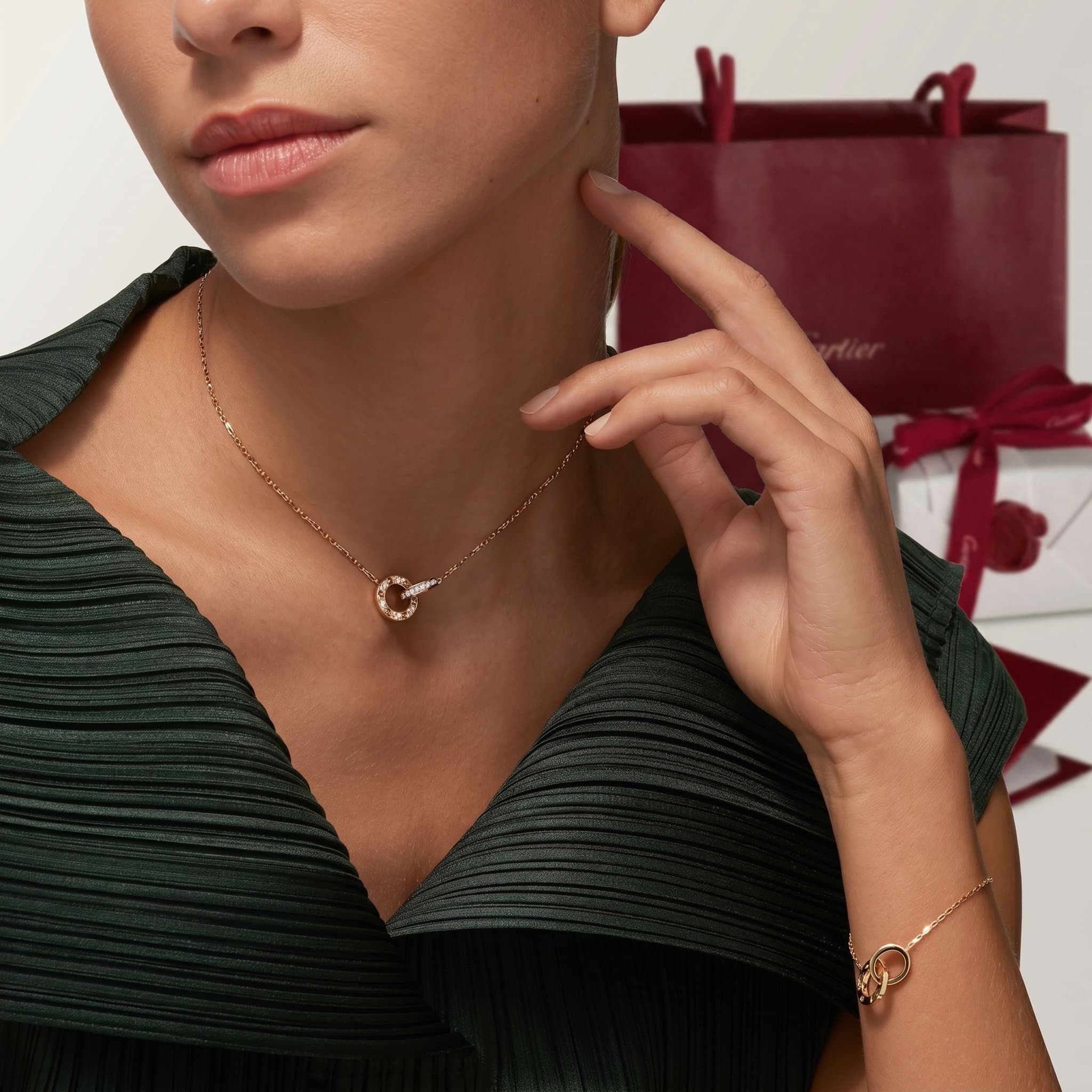 Золотая подвеска Cartier Love с бриллиантами, паве