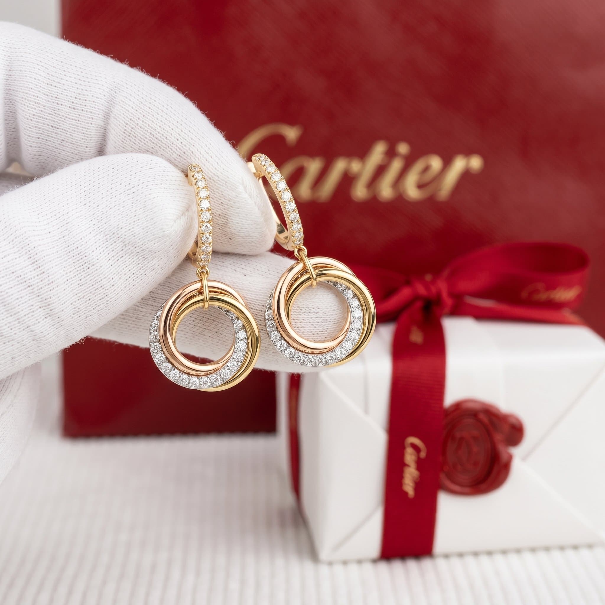 Золотые серьги Cartier Trinity с бриллиантами, частичное паве, Белое и жёлтое золото