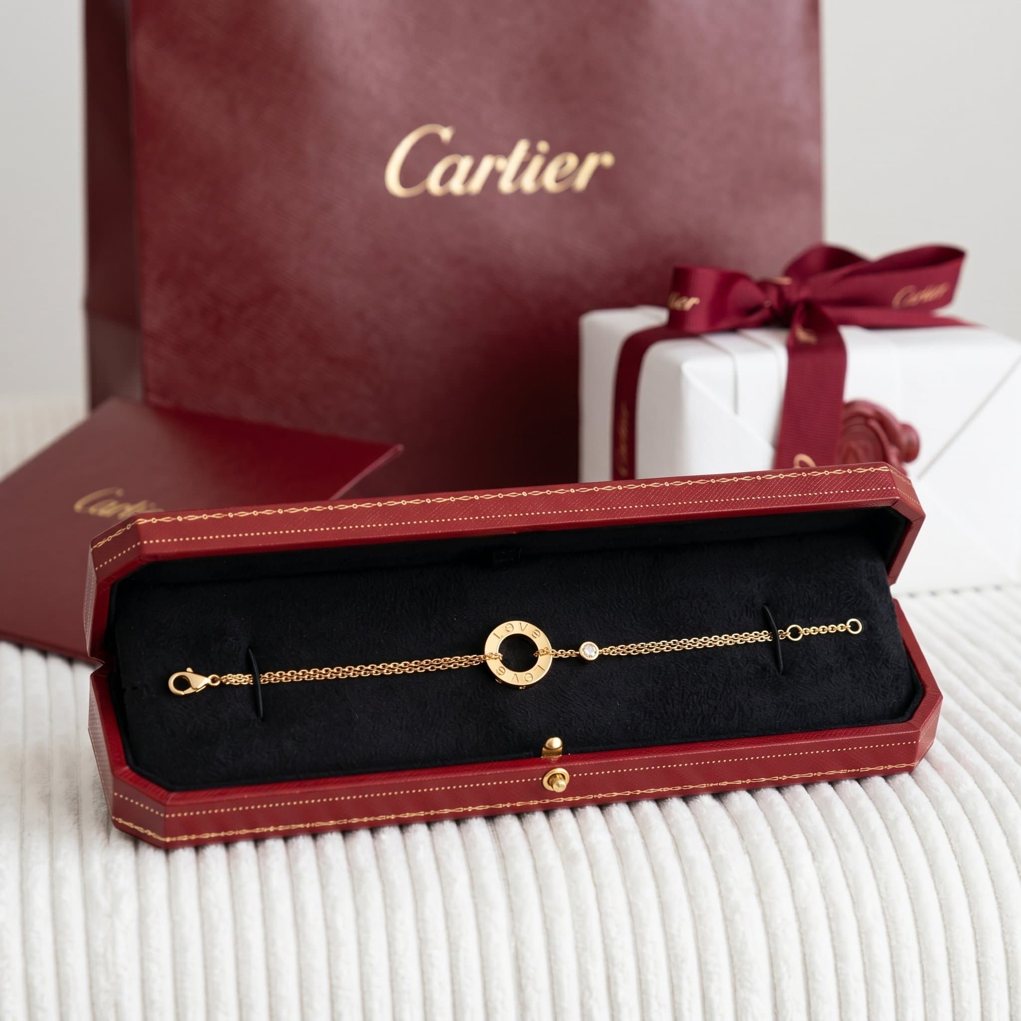 Золотой браслет Cartier Love с бриллиантами, на цепочке, 2 бриллианта — фото 2
