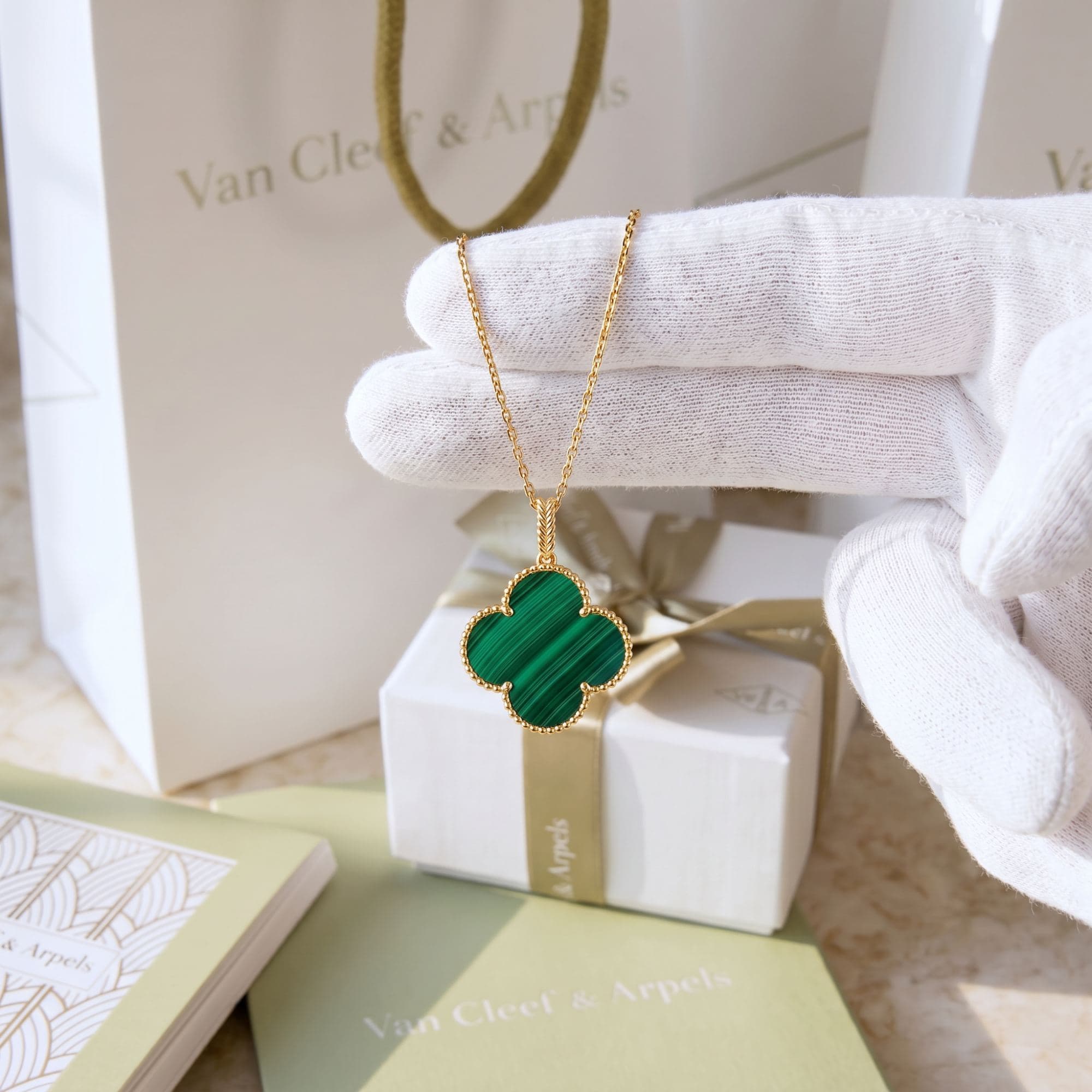 Колье Van Cleef & Arpels Magic Alhambra, 1 мотив, жёлтое золото, малахит, Жёлтое золото