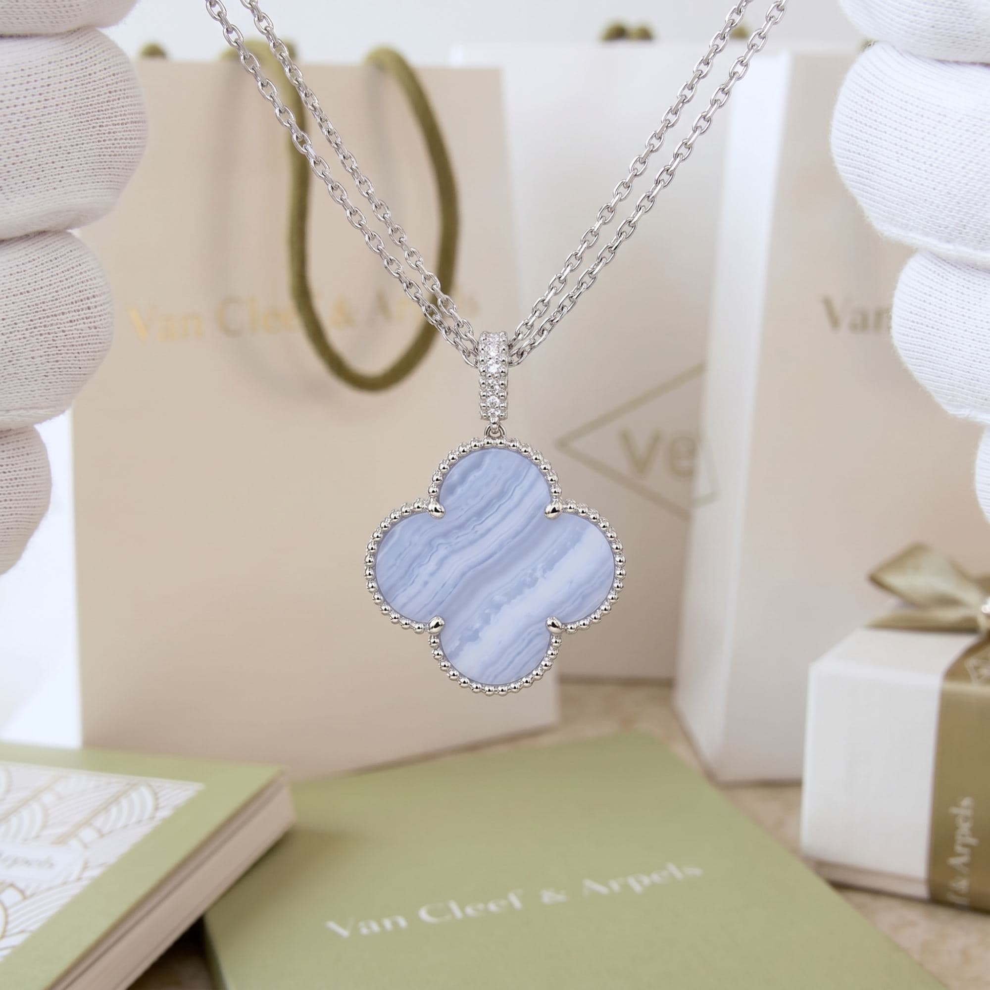 Колье Van Cleef & Arpels Magic Alhambra, 1 мотив, Белое золото