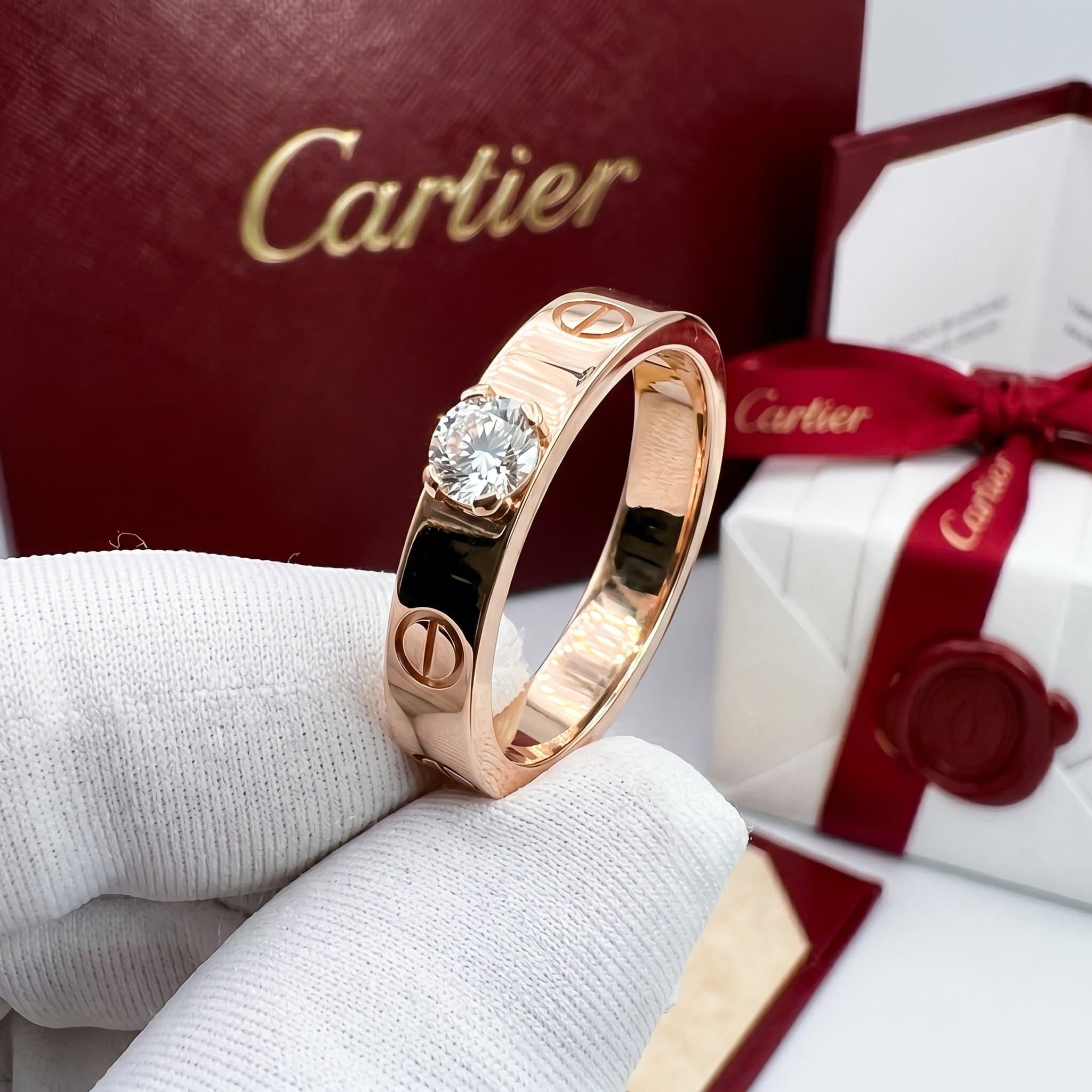 Золотое кольцо-солитер Cartier Love с бриллиантами, бриллиант круглой огранки
