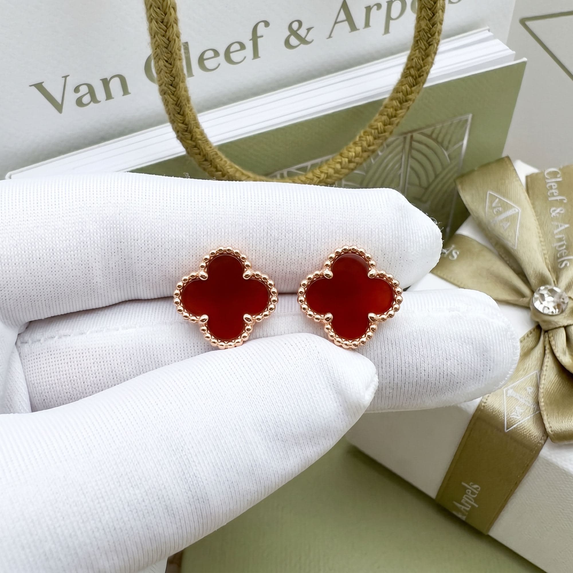 Серьги-гвоздики Sweet Alhambra, розовое золото, сердолик, Розовое золото