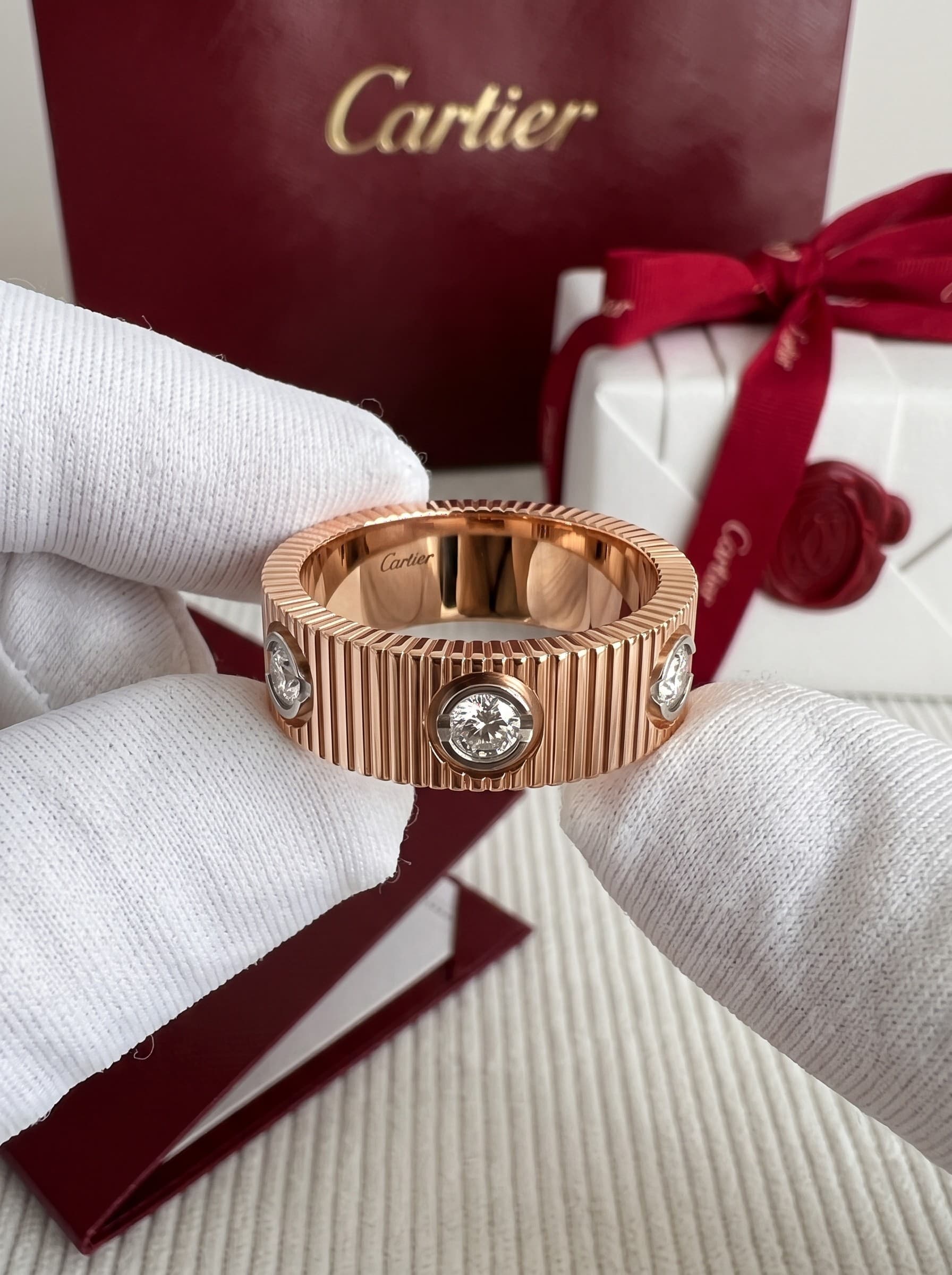 Кольцо Cartier LOVE Unlimited, 6 бриллиантов — фото 3