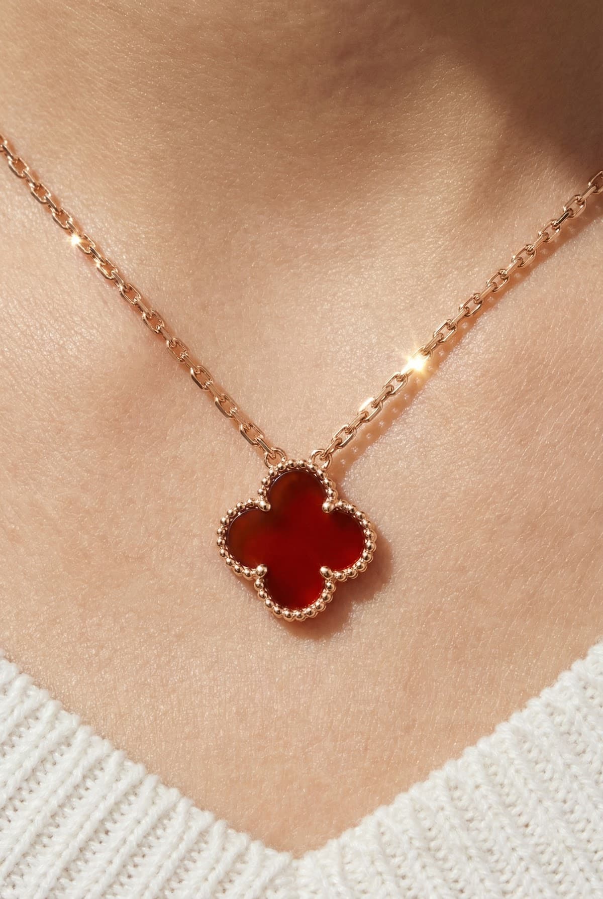 Золотая подвеска с бриллиантами Van Cleef Sweet Alhambra
