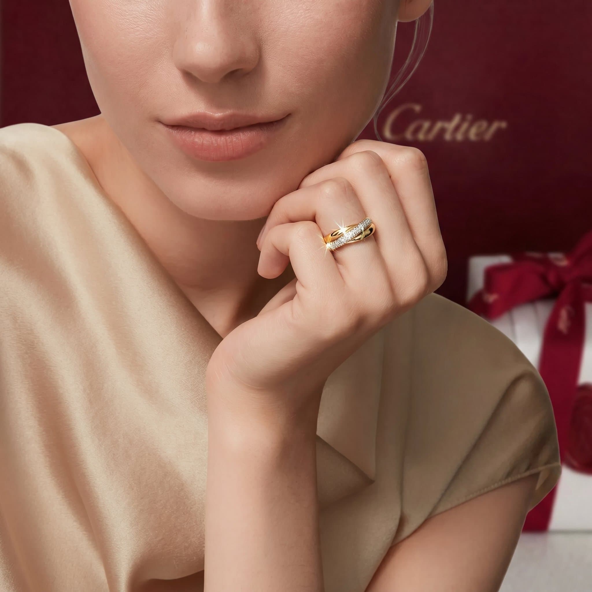 Золотое кольцо Cartier Trinity с бриллиантами, малая модель, частичное паве — фото 2