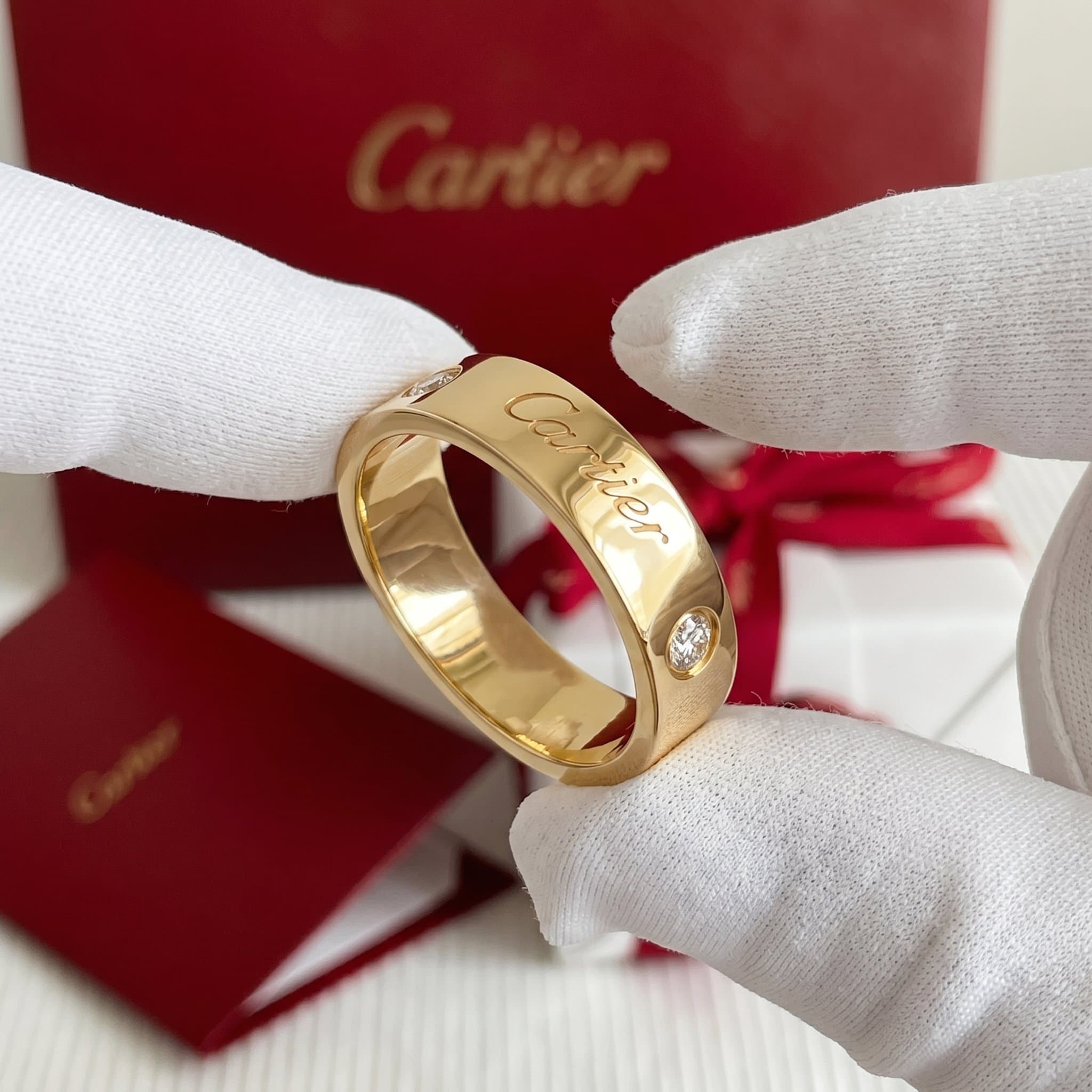 Золотое обручальное кольцо Cartier C de Cartier с бриллиантами, ширина 5 мм, 1 бриллиант — фото 3